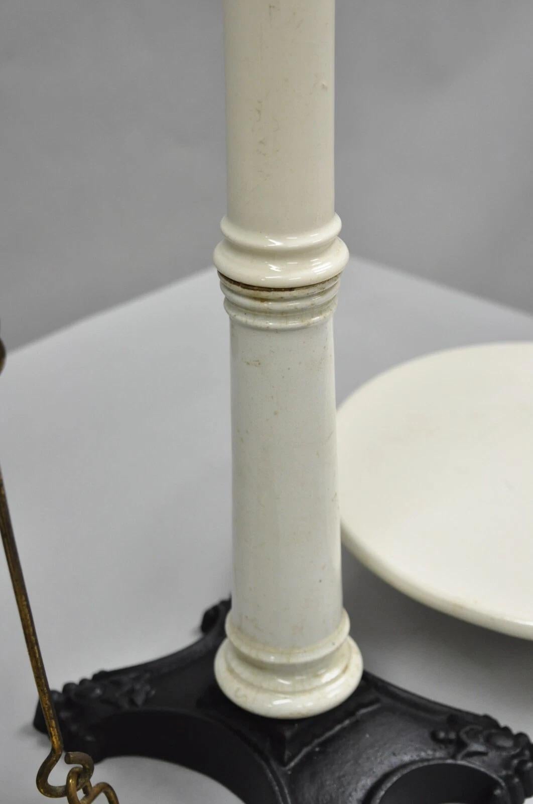 Antigua balanza inglesa victoriana de latón y porcelana W & T Avery siglo XIX en venta