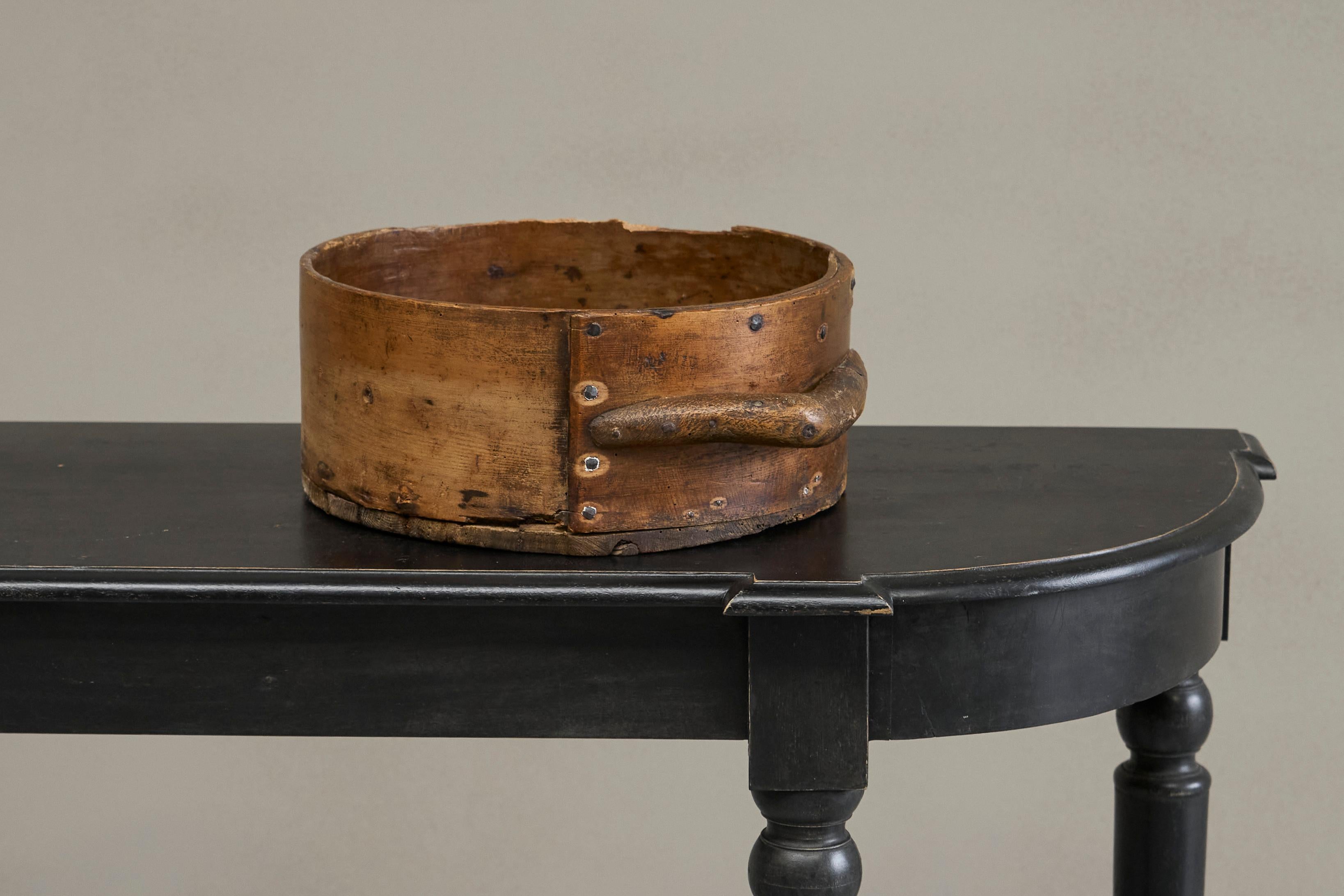 Fatto a mano Antica ciotola o centrotavola Wabi Sabi in Wood con manico del XIX secolo in vendita