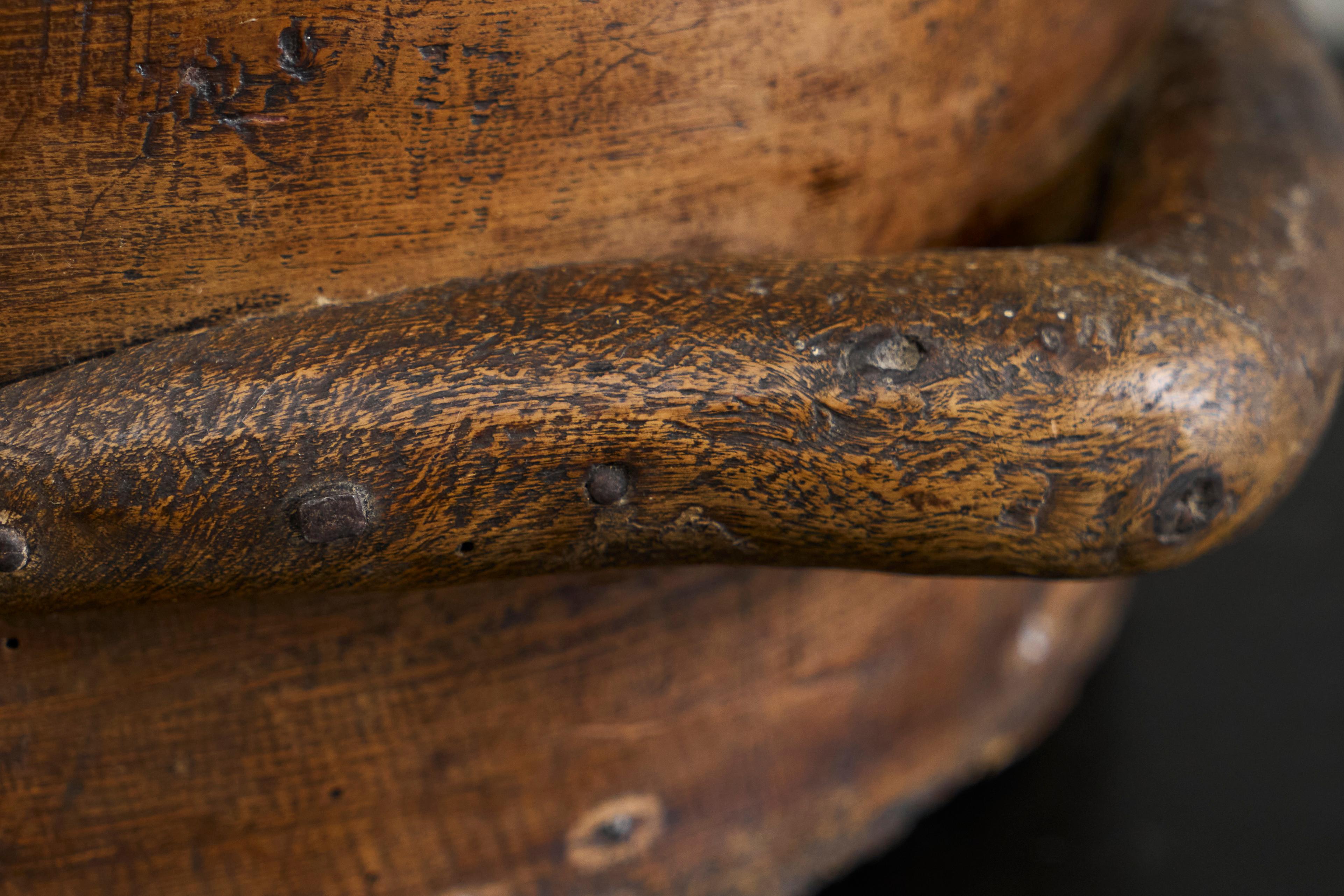 Legno di alberi da frutto Antica ciotola o centrotavola Wabi Sabi in Wood con manico del XIX secolo in vendita
