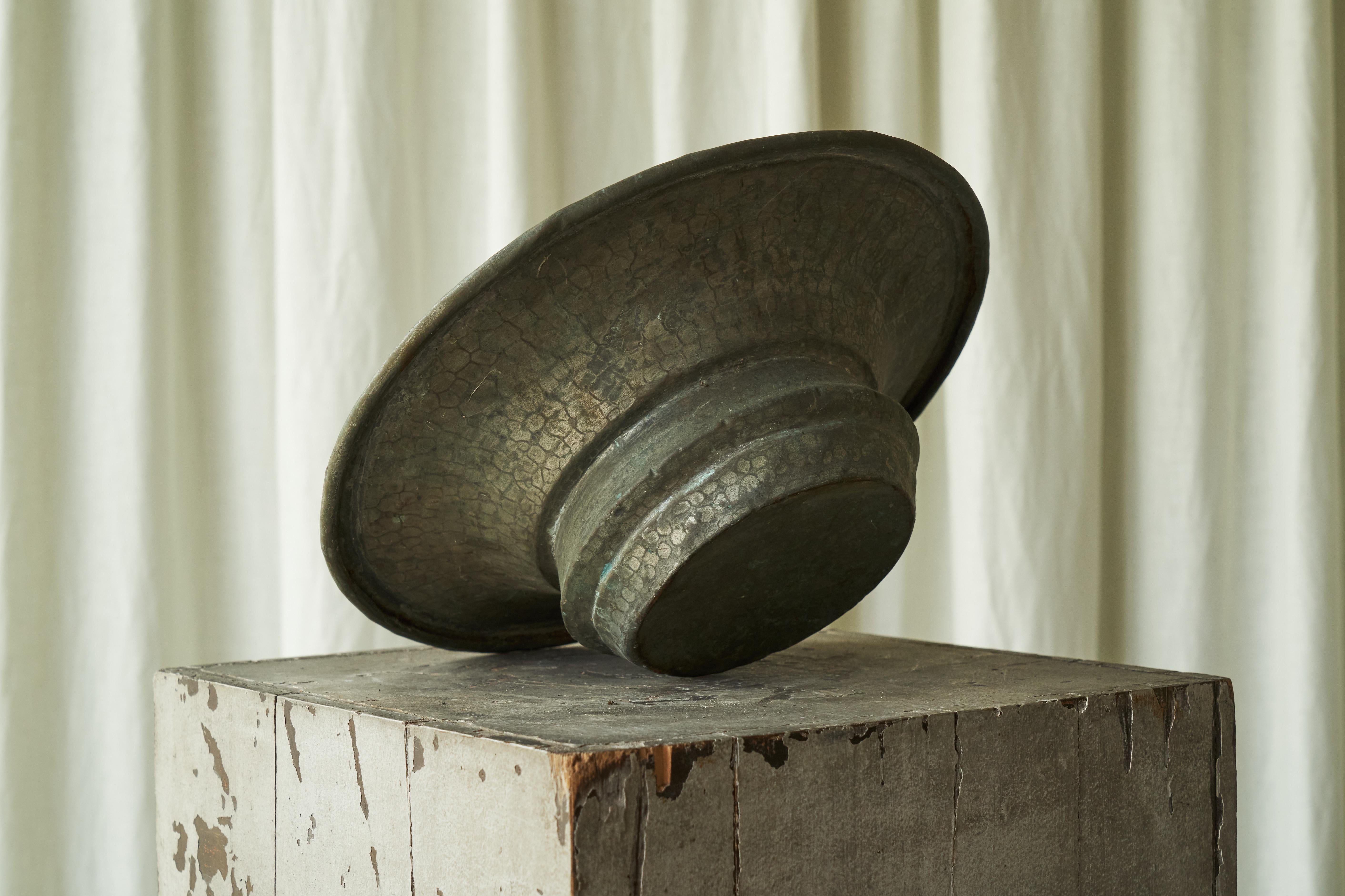 Antico centrotavola Wabi Sabi in rame patinato Verdigris in vendita 4