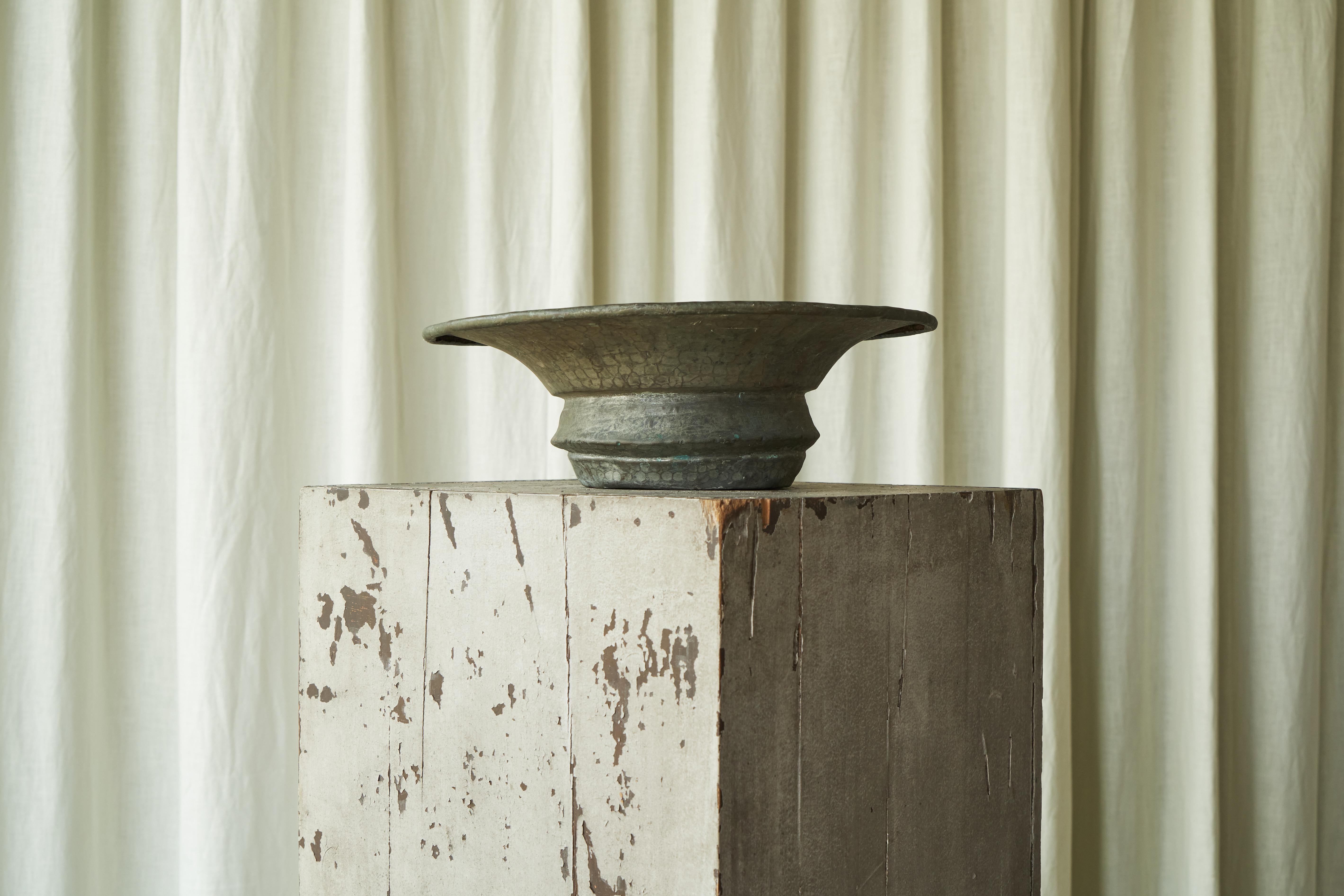 Fatto a mano Antico centrotavola Wabi Sabi in rame patinato Verdigris in vendita