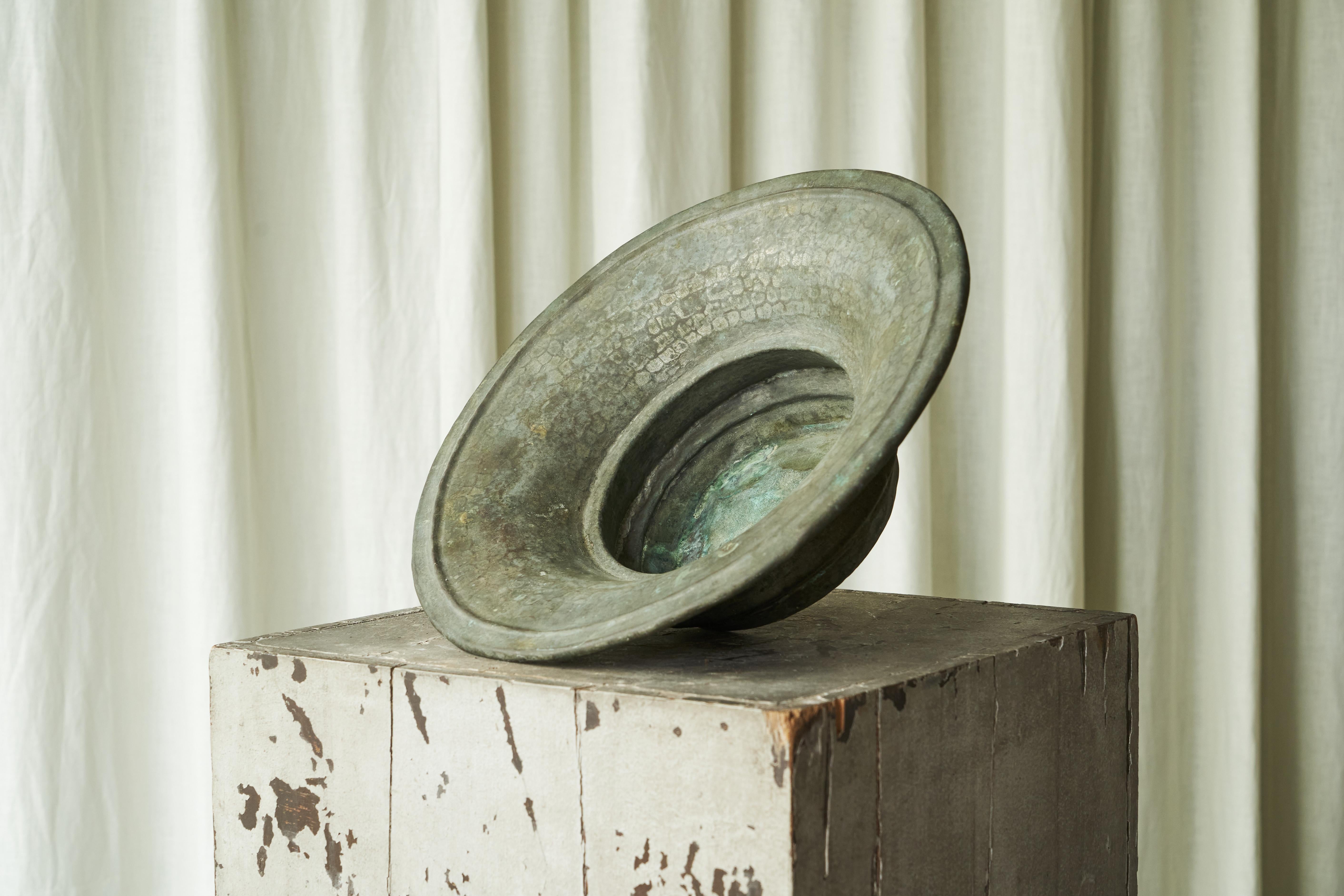 Antico centrotavola Wabi Sabi in rame patinato Verdigris In condizioni buone in vendita a Meer, VAN