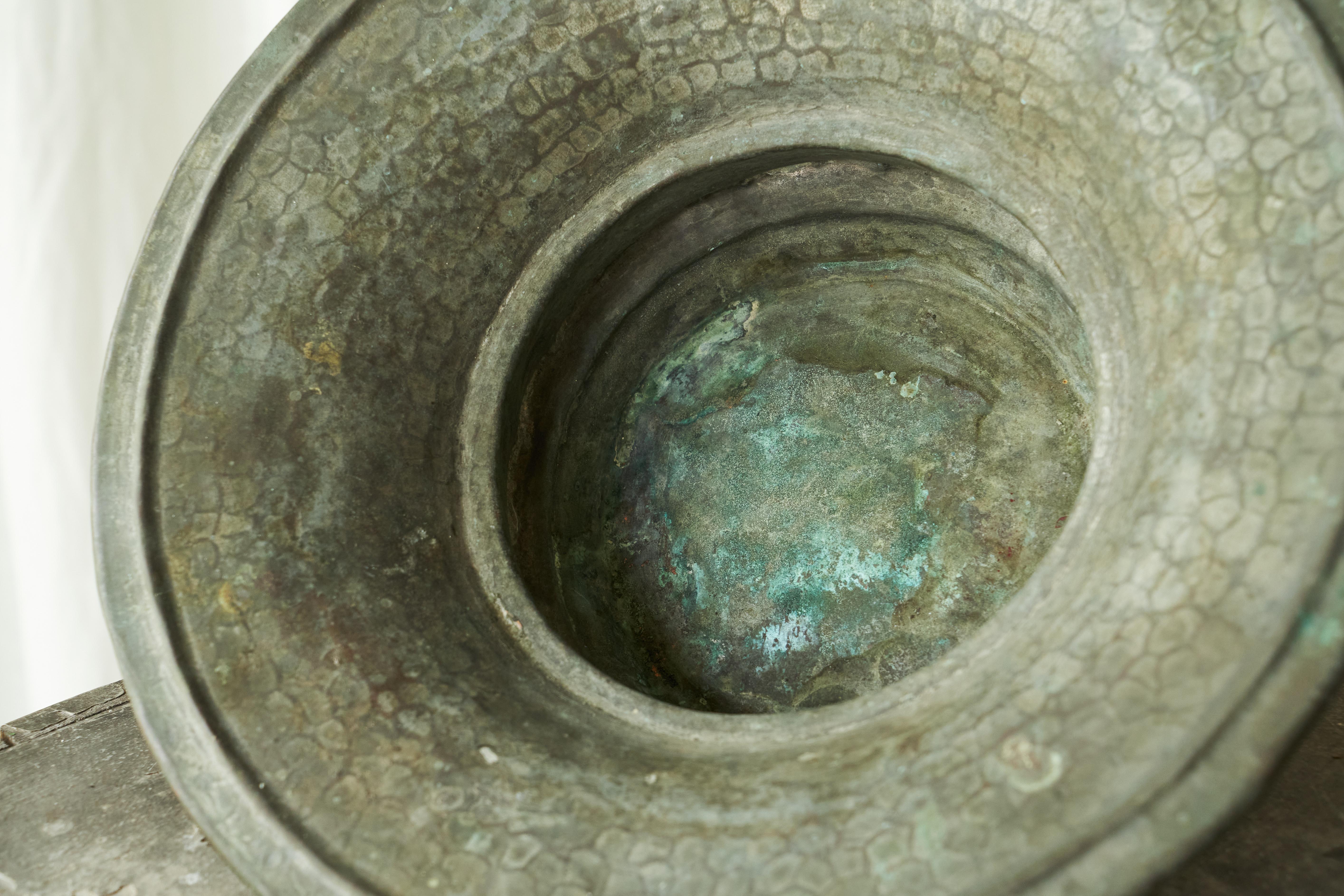 Antico centrotavola Wabi Sabi in rame patinato Verdigris in vendita 1
