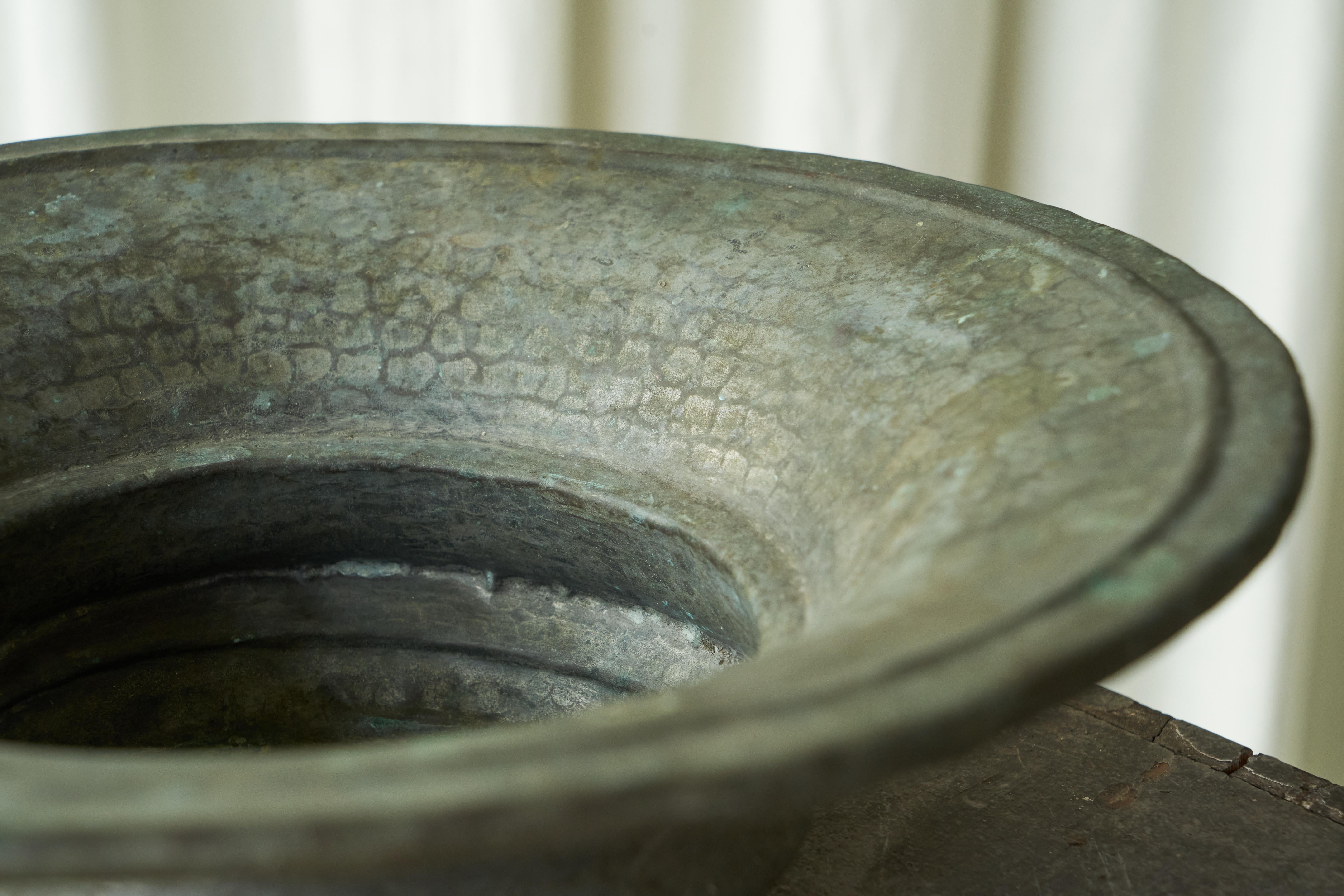 Antico centrotavola Wabi Sabi in rame patinato Verdigris in vendita 3