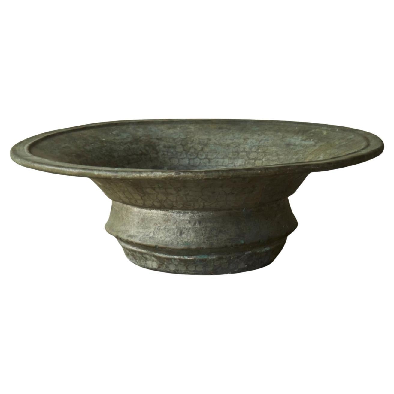 Centre de table antique Wabi Sabi en cuivre patiné vert-de-gris
