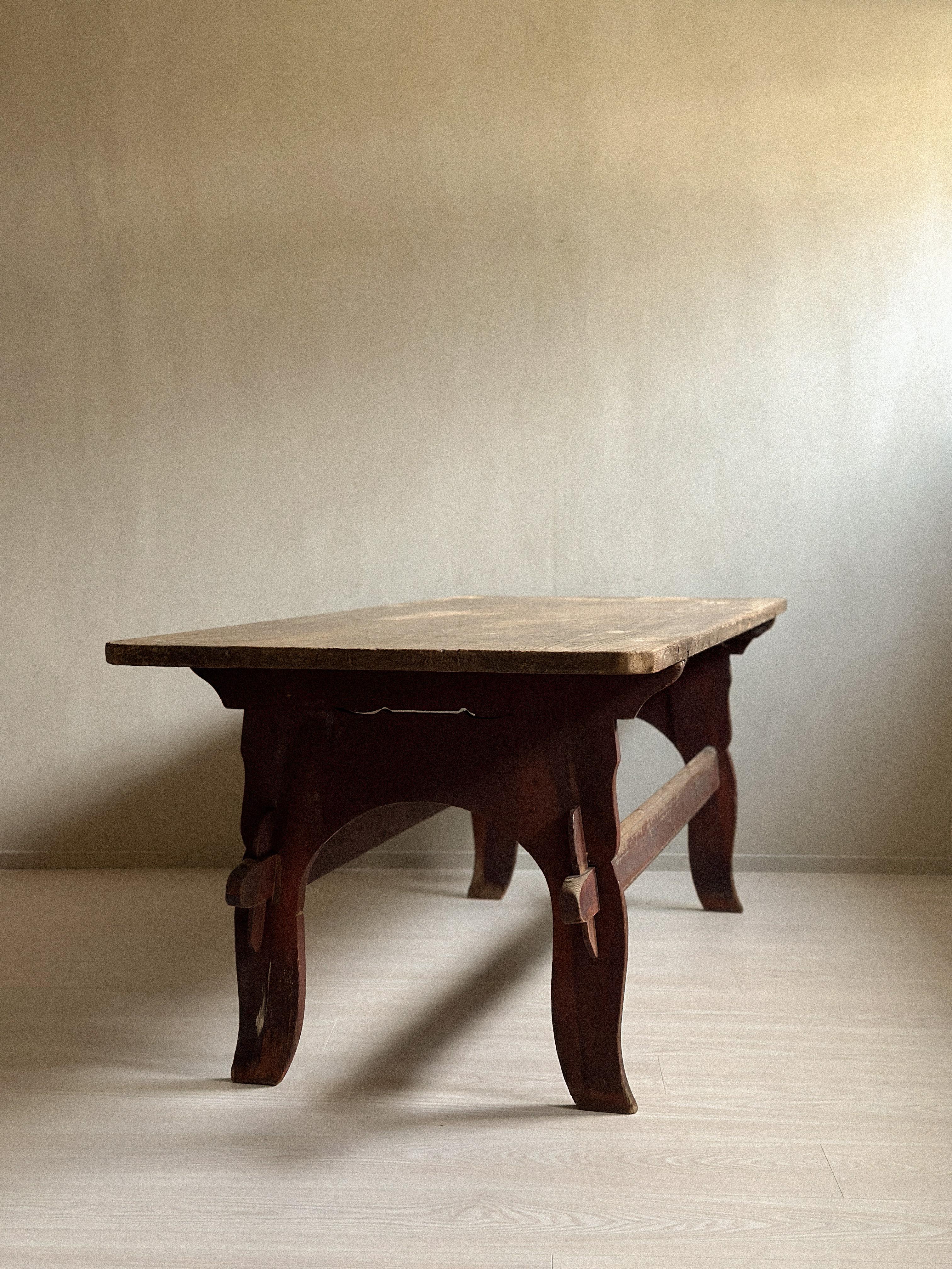 A wonderful antique wabi sabi dining table or desk with curved legs from Norway, Scandinavia, c. 1800s. Originally red/brown paint on the legs and beautiful patina on the top. 
