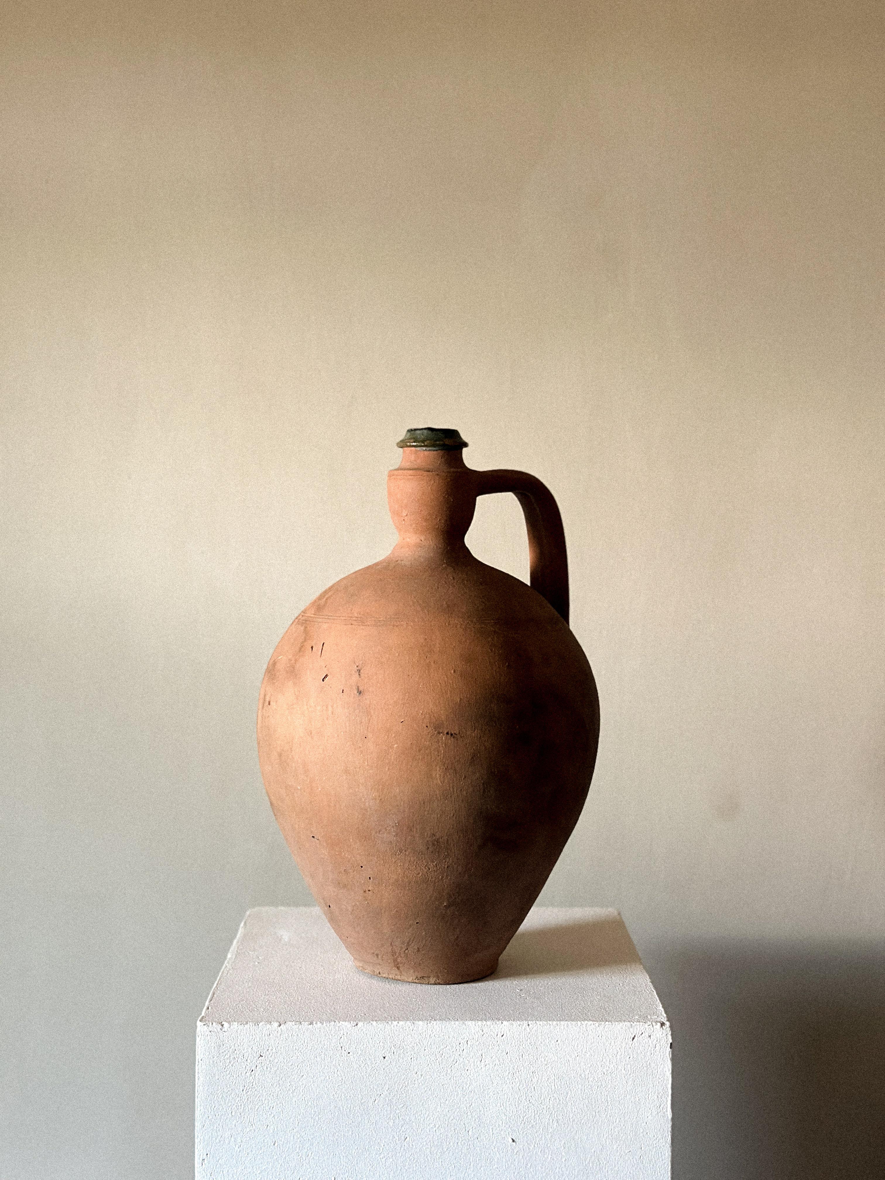 Une merveilleuse jarre wabi sabi antique avec une belle patine d'âge et d'utilisation. 