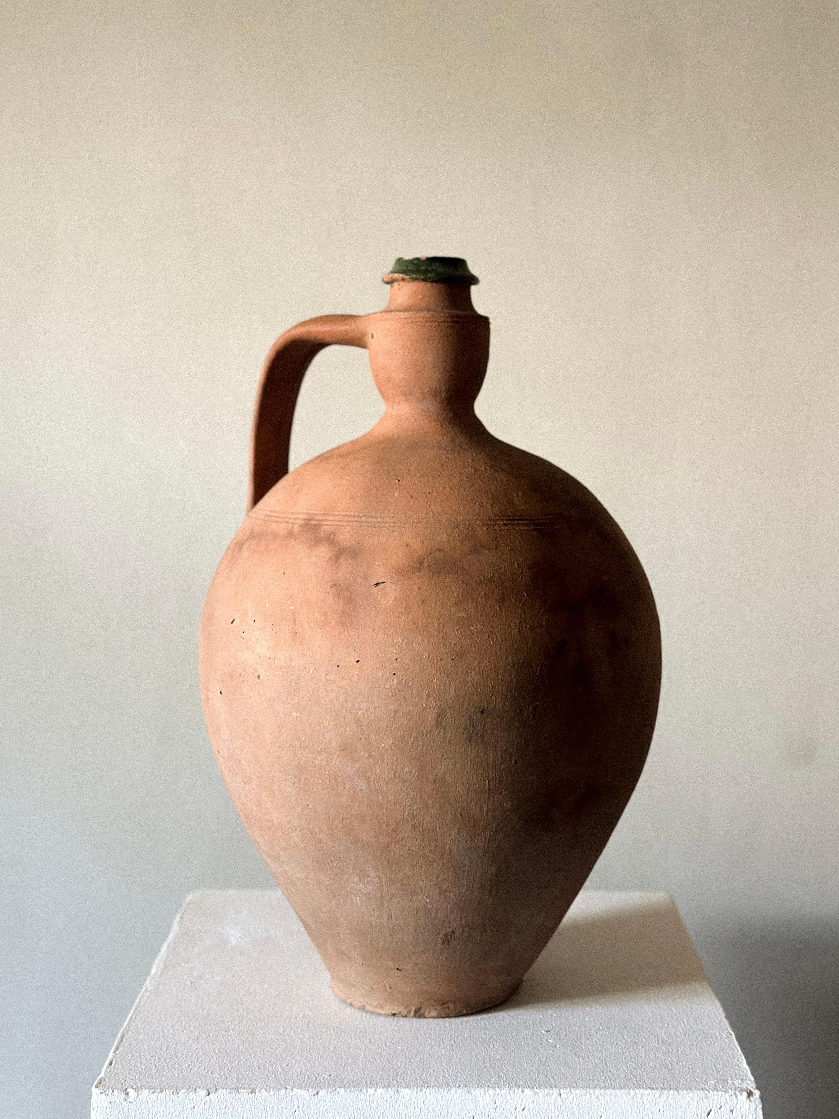 Romantique Pot ancien Wabi Sabi de 17,72 pouces de haut, Europe de l'Est vers le début des années 1900 en vente