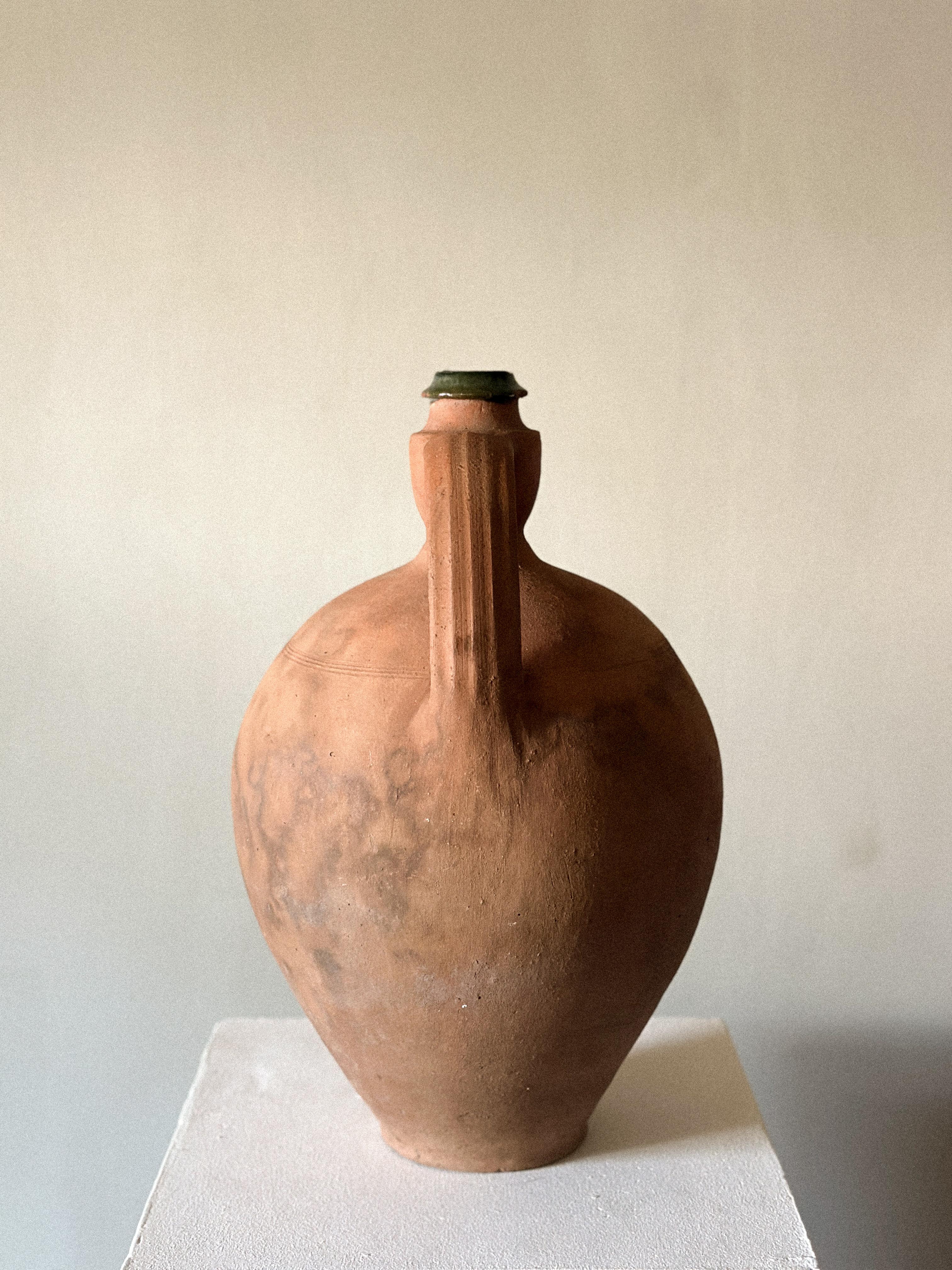 Bulgare Pot ancien Wabi Sabi de 17,72 pouces de haut, Europe de l'Est vers le début des années 1900 en vente