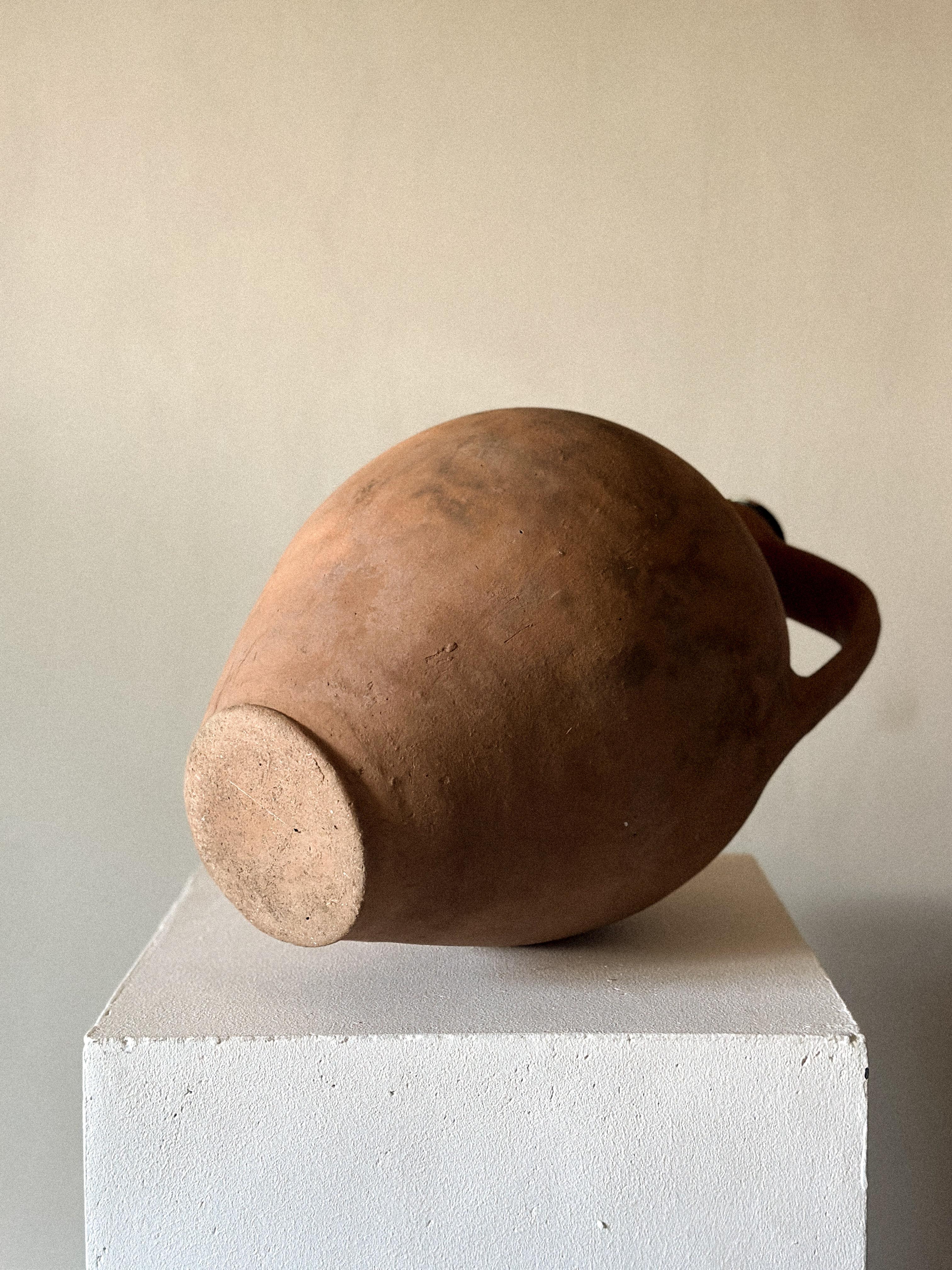 Fait main Pot ancien Wabi Sabi de 17,72 pouces de haut, Europe de l'Est vers le début des années 1900 en vente