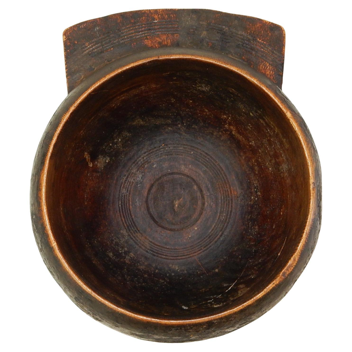 Magnifique bol antique sculpté à la main avec poignée. 
Grande taille (comme une boule de bowling). 
Il semble tout à fait original.
11-3/4