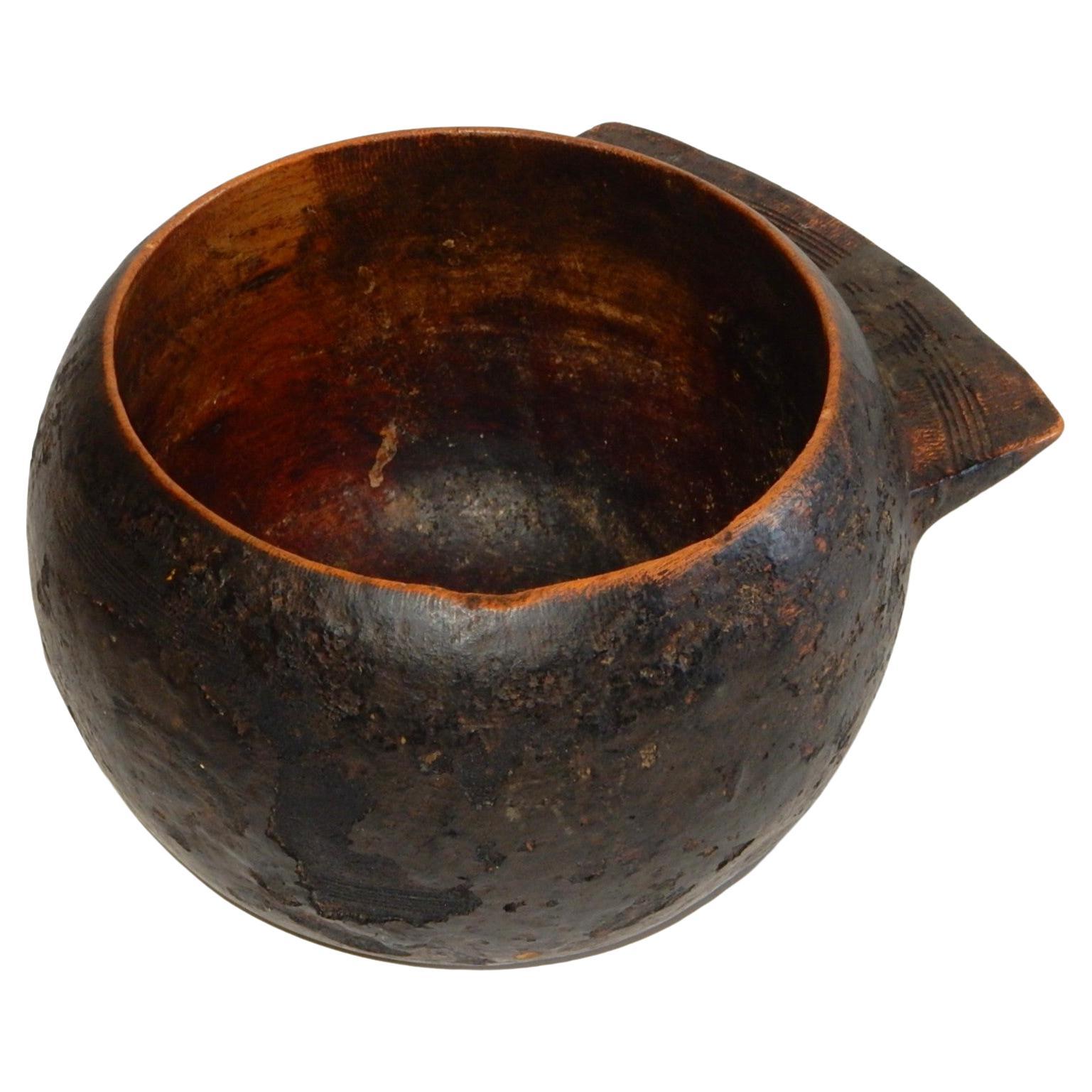 Sculpté à la main Bol à boissons antique Wabi Sabi à poignée ronde en bois mixte en vente