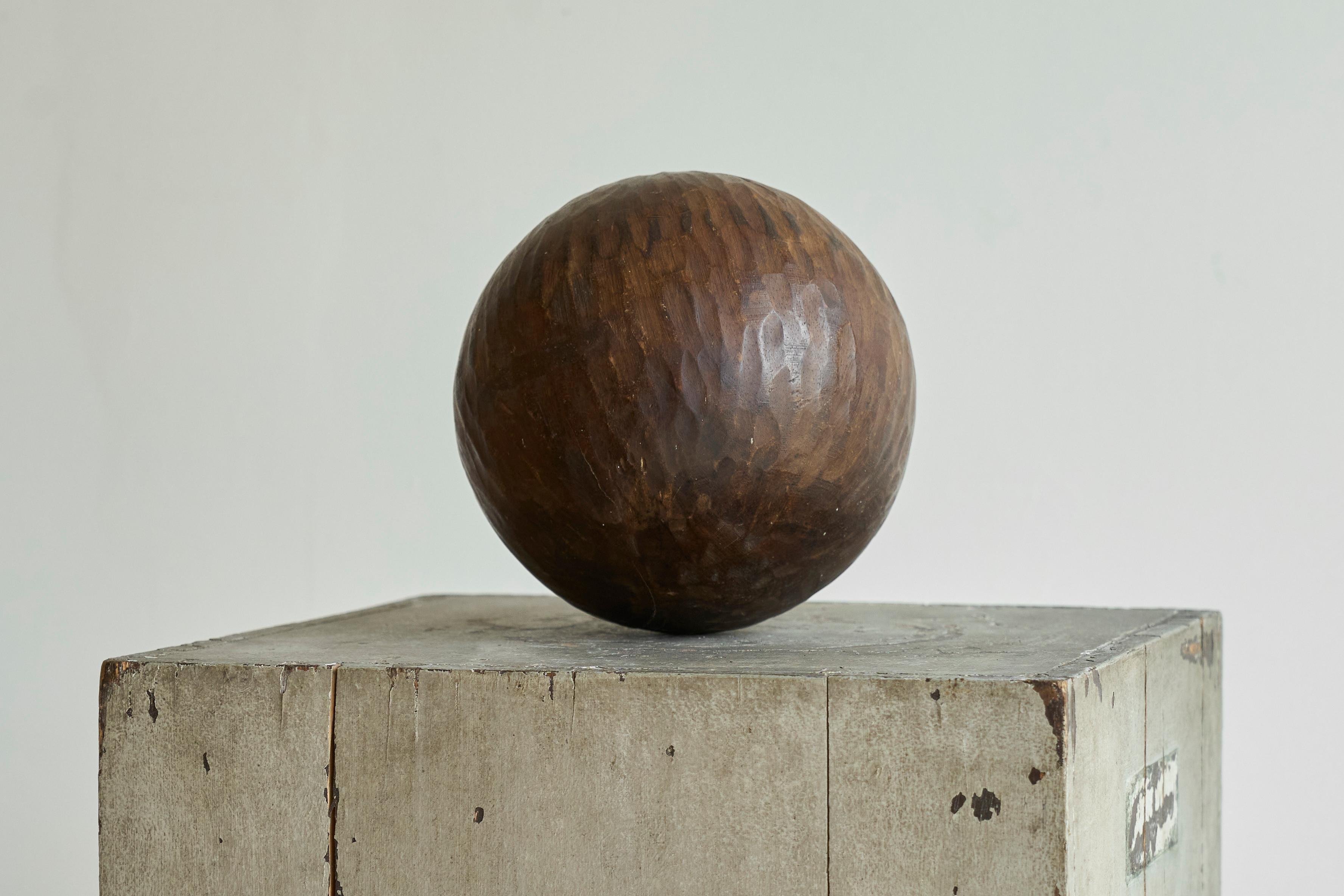 Boule antique en bois sculpté de style Wabi Sabi.

Belle boule décorative en bois massif sculptée à la main dans le style sabi sabi. Merveilleuse surface tactile sculptée à la main - superbe pièce décorative sur une table, une armoire ou une table