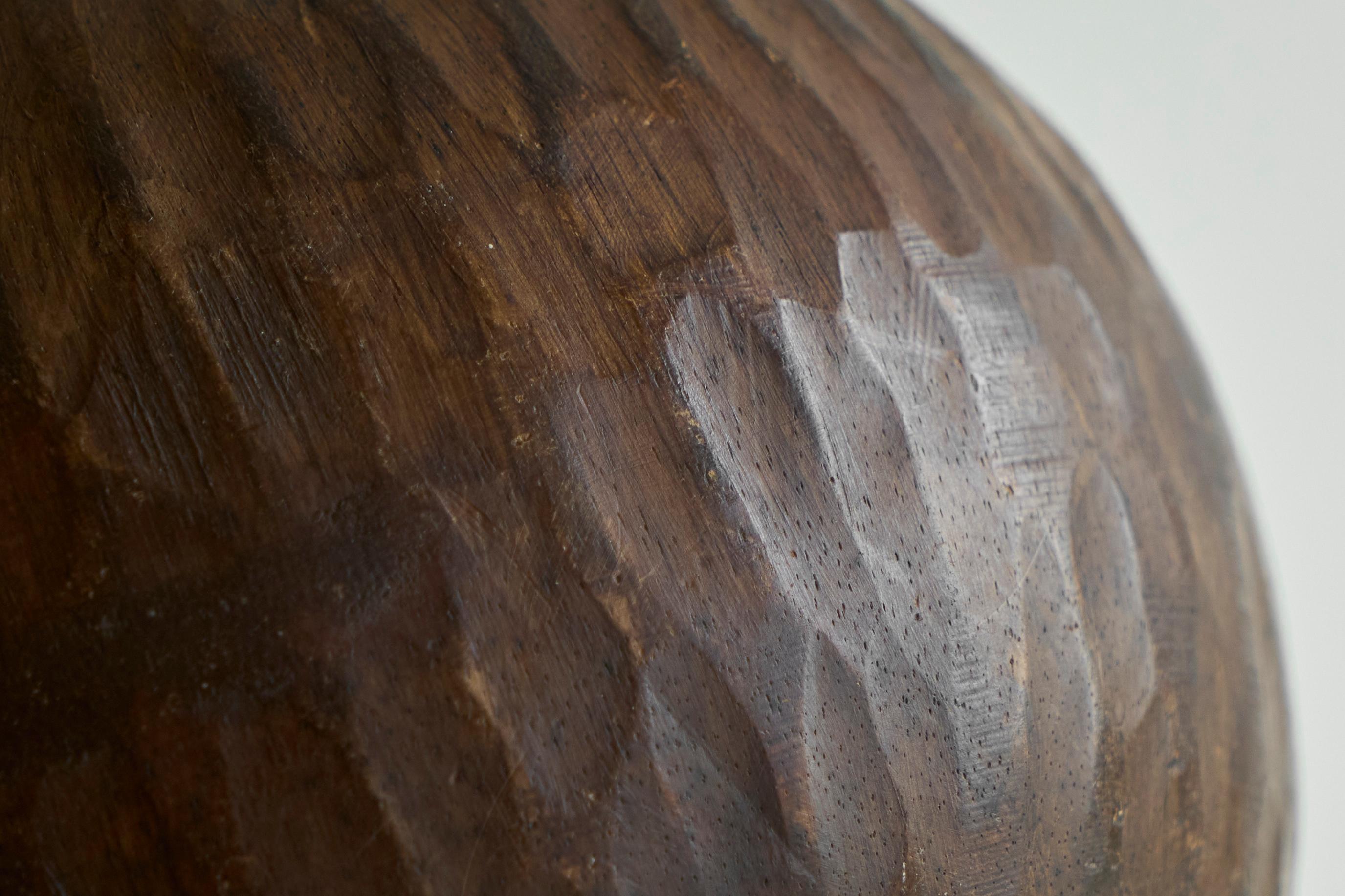 Sculpté à la main Antique Wabi Sabi Style Ball en Wood Wood sculpté en vente