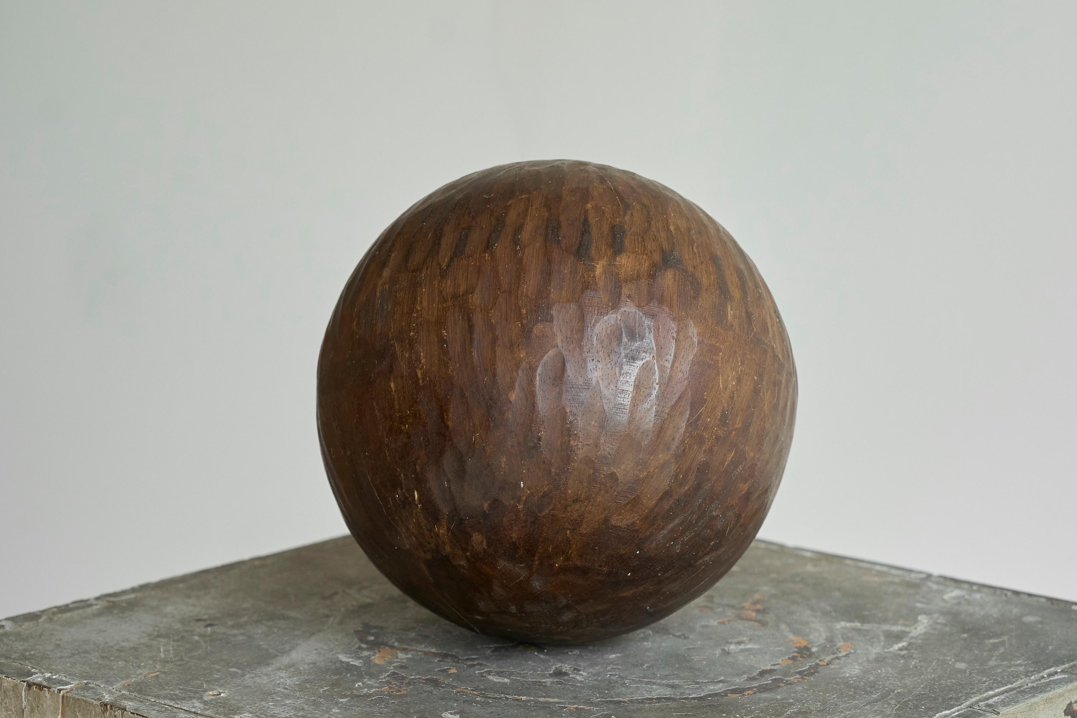 Antique Wabi Sabi Style Ball en Wood Wood sculpté Bon état - En vente à Meer, VAN