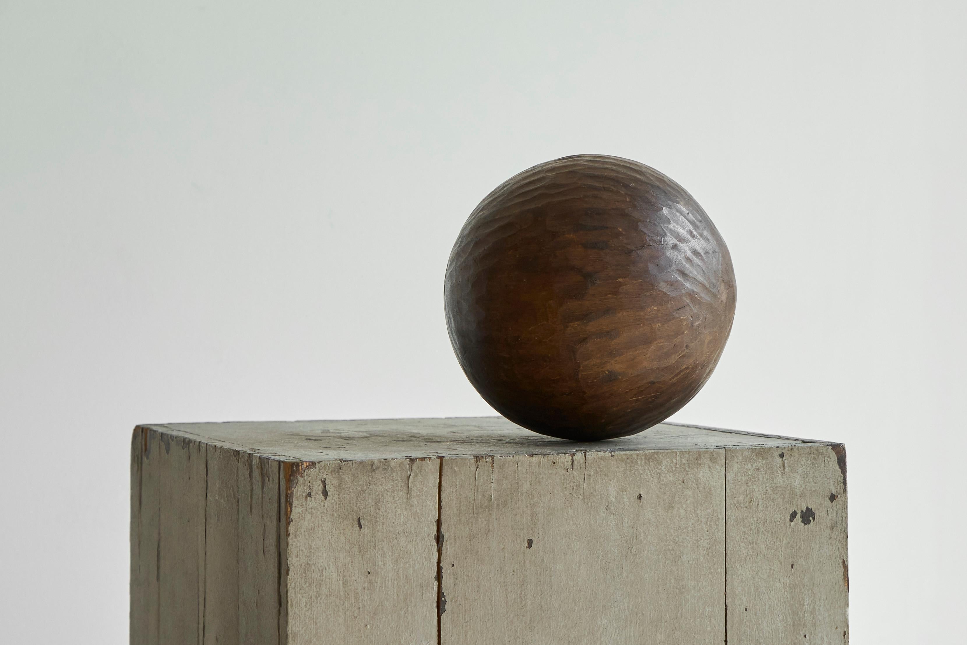 20ième siècle Antique Wabi Sabi Style Ball en Wood Wood sculpté en vente