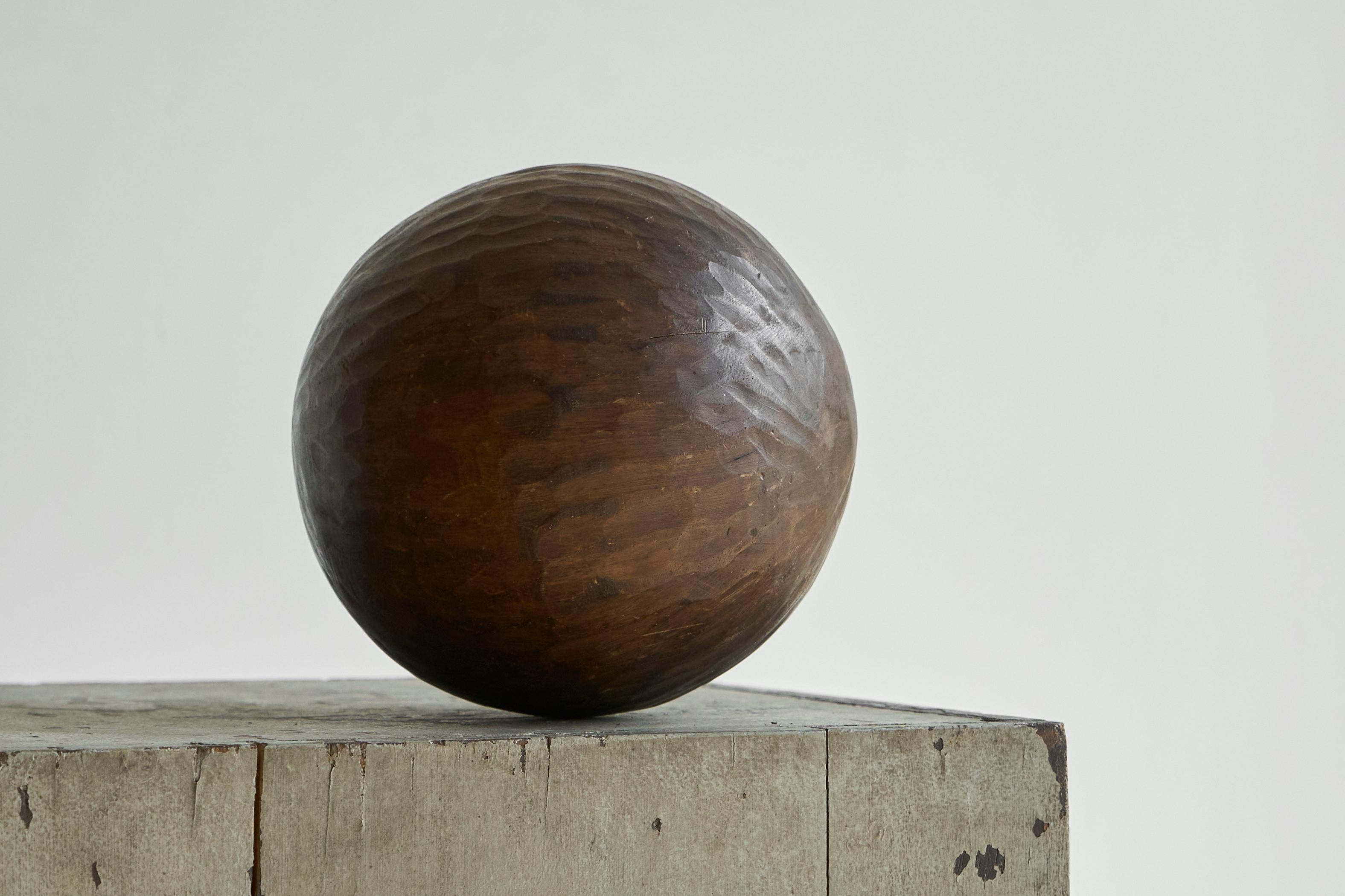 Bois Antique Wabi Sabi Style Ball en Wood Wood sculpté en vente