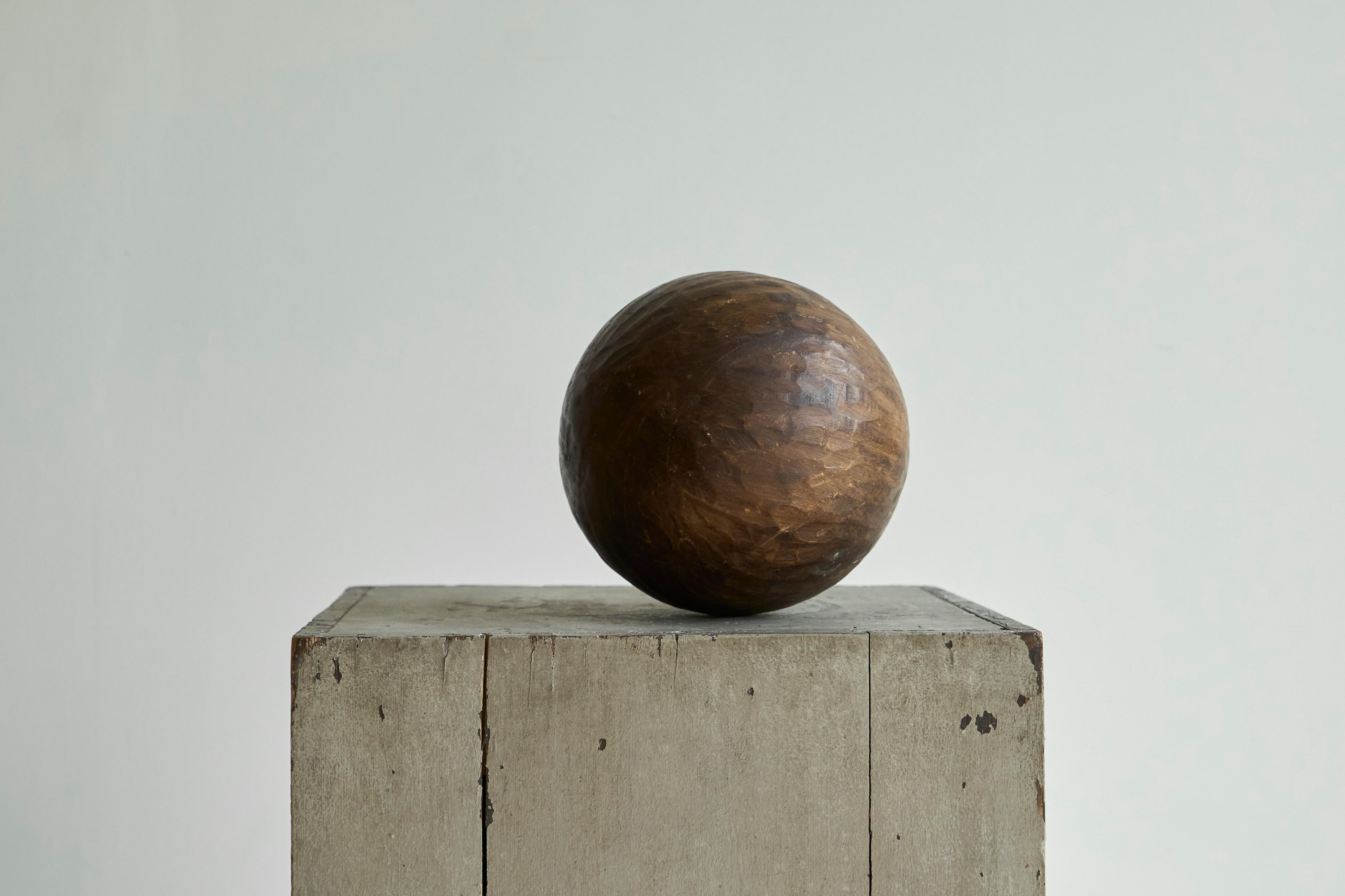 Antique Wabi Sabi Style Ball en Wood Wood sculpté en vente 1