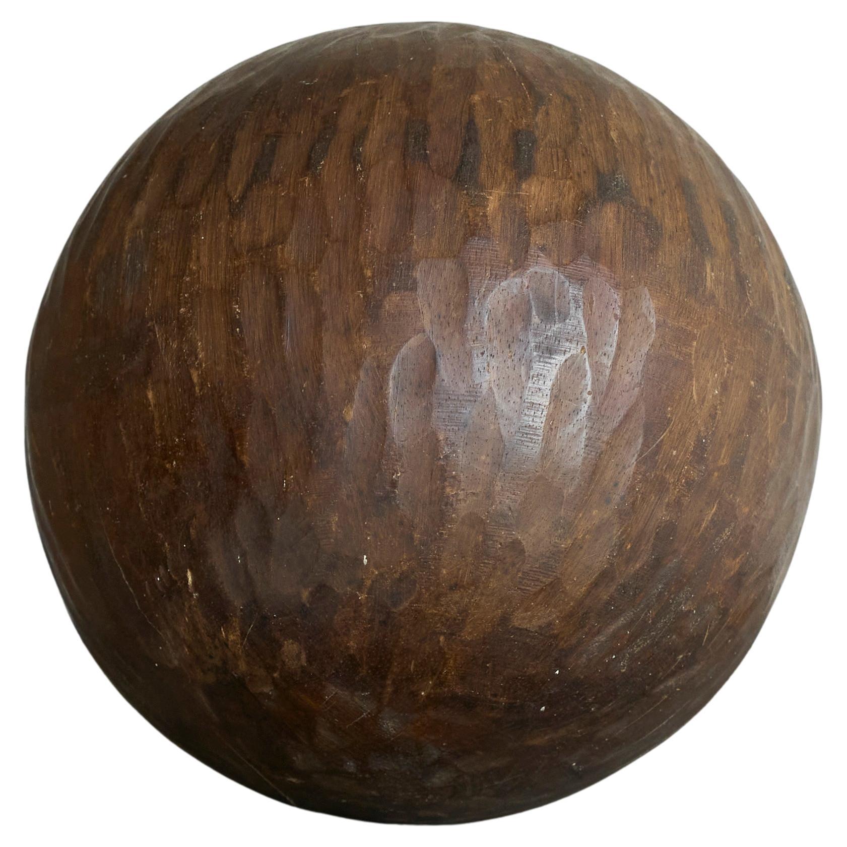 Antique Wabi Sabi Style Ball en Wood Wood sculpté en vente