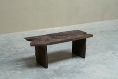 Table basse ou d'appoint ancienne en bois massif de style Wabi Sabi