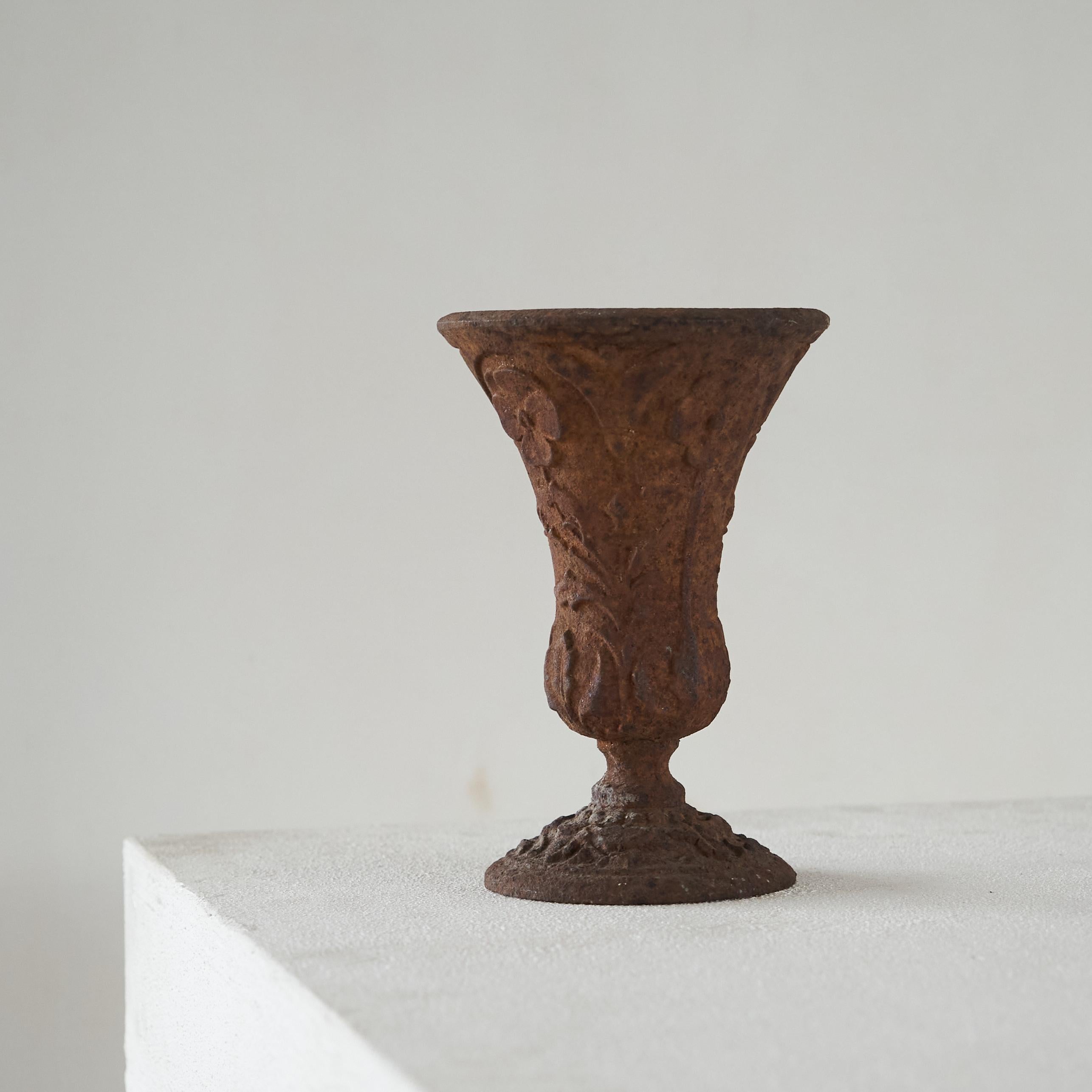 Vaso antico in ferro patinato, fine del XIX secolo.

Si tratta di un vaso davvero meraviglioso in ferro patinato e arrugginito. Presumibilmente del XIX secolo, con una forma classica e senza tempo. Inoltre, c'è la giusta quantità di patina e ruggine