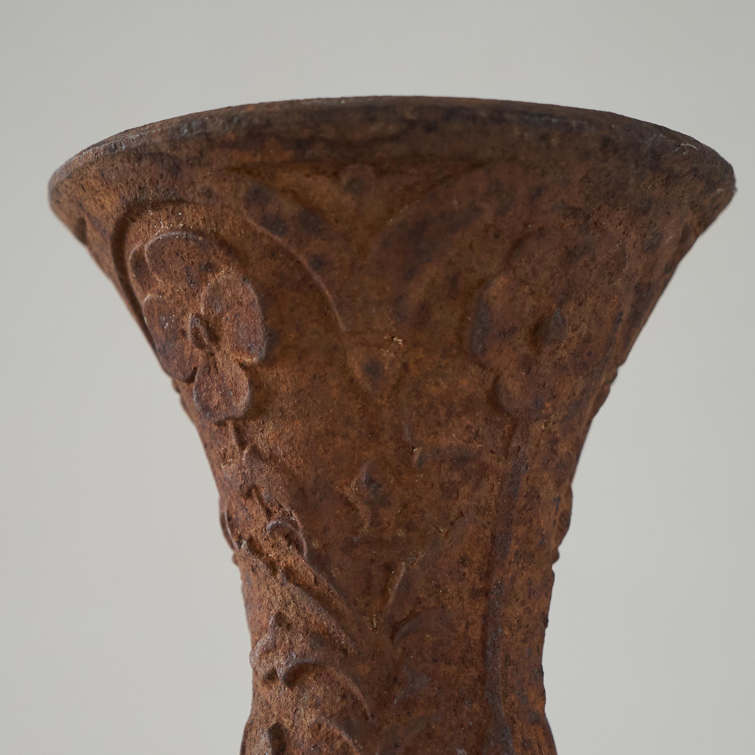 Arts and Crafts Antico vaso in stile Wabi Sabi in ferro patinato in vendita