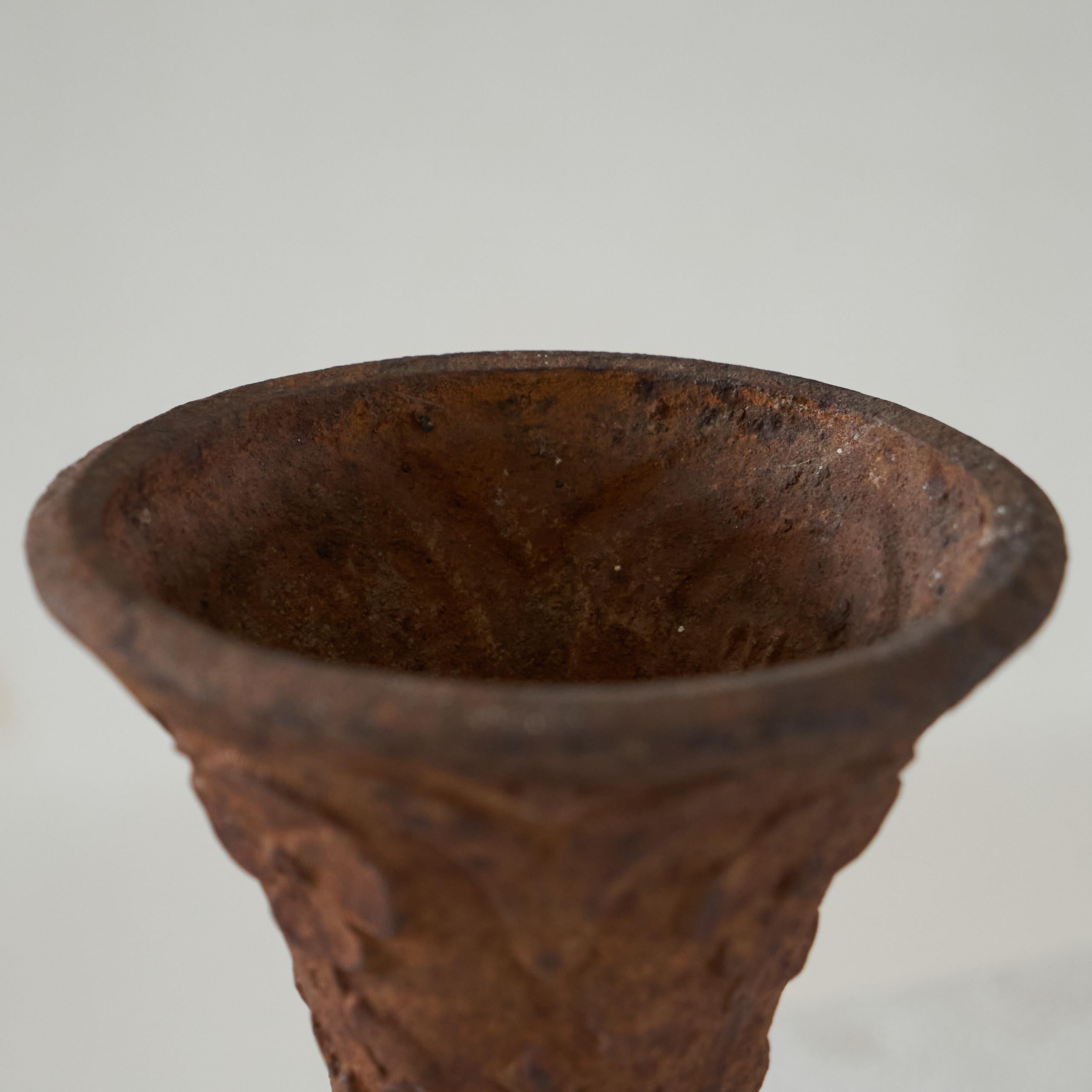 Fatto a mano Antico vaso in stile Wabi Sabi in ferro patinato in vendita