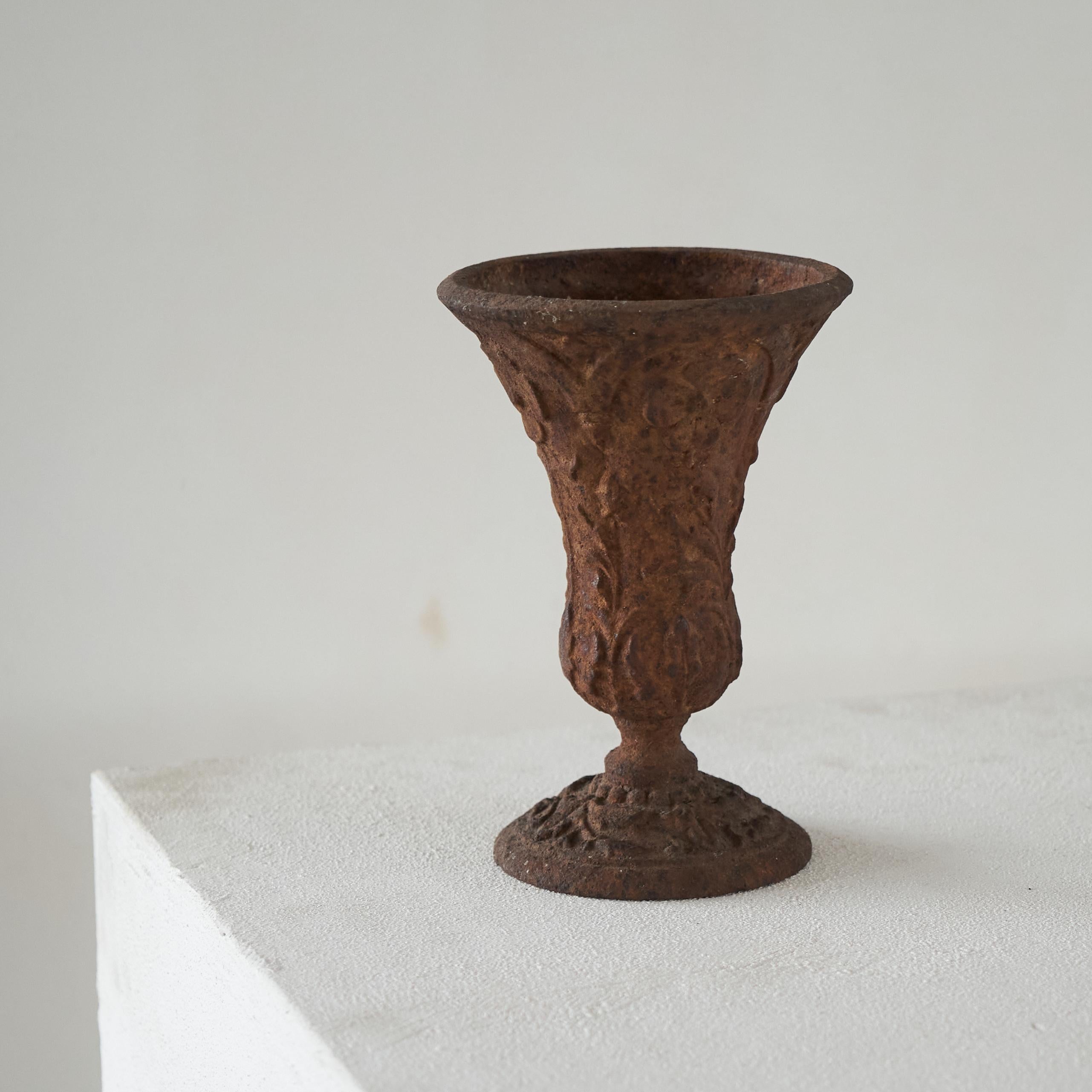 Antico vaso in stile Wabi Sabi in ferro patinato In condizioni buone in vendita a Tilburg, NL