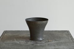 Antico vaso in stile Wabi Sabi in peltro del XVIII secolo