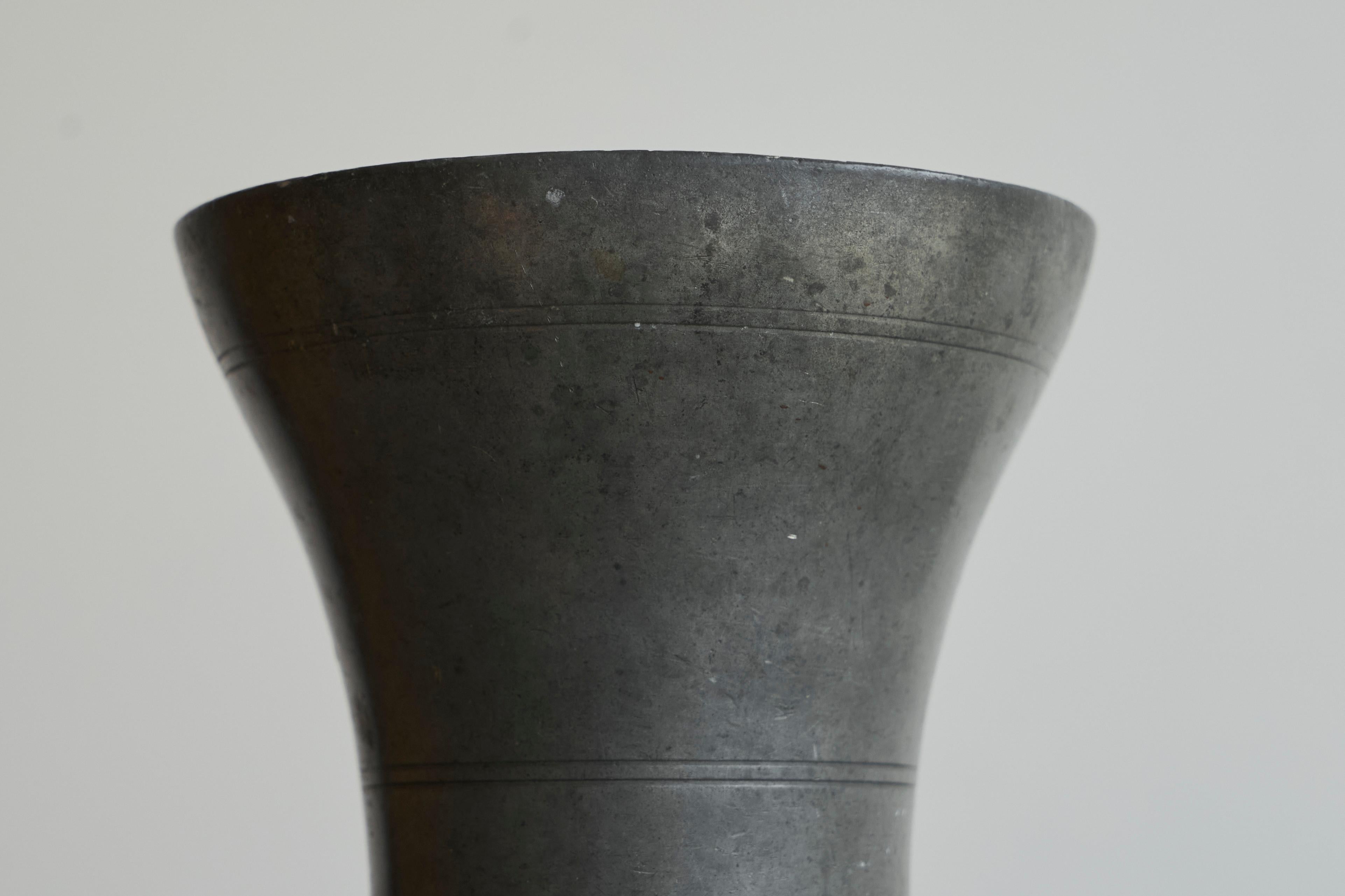 Fait main Vase ancien en étain de style Wabi Sabi 18e siècle en vente