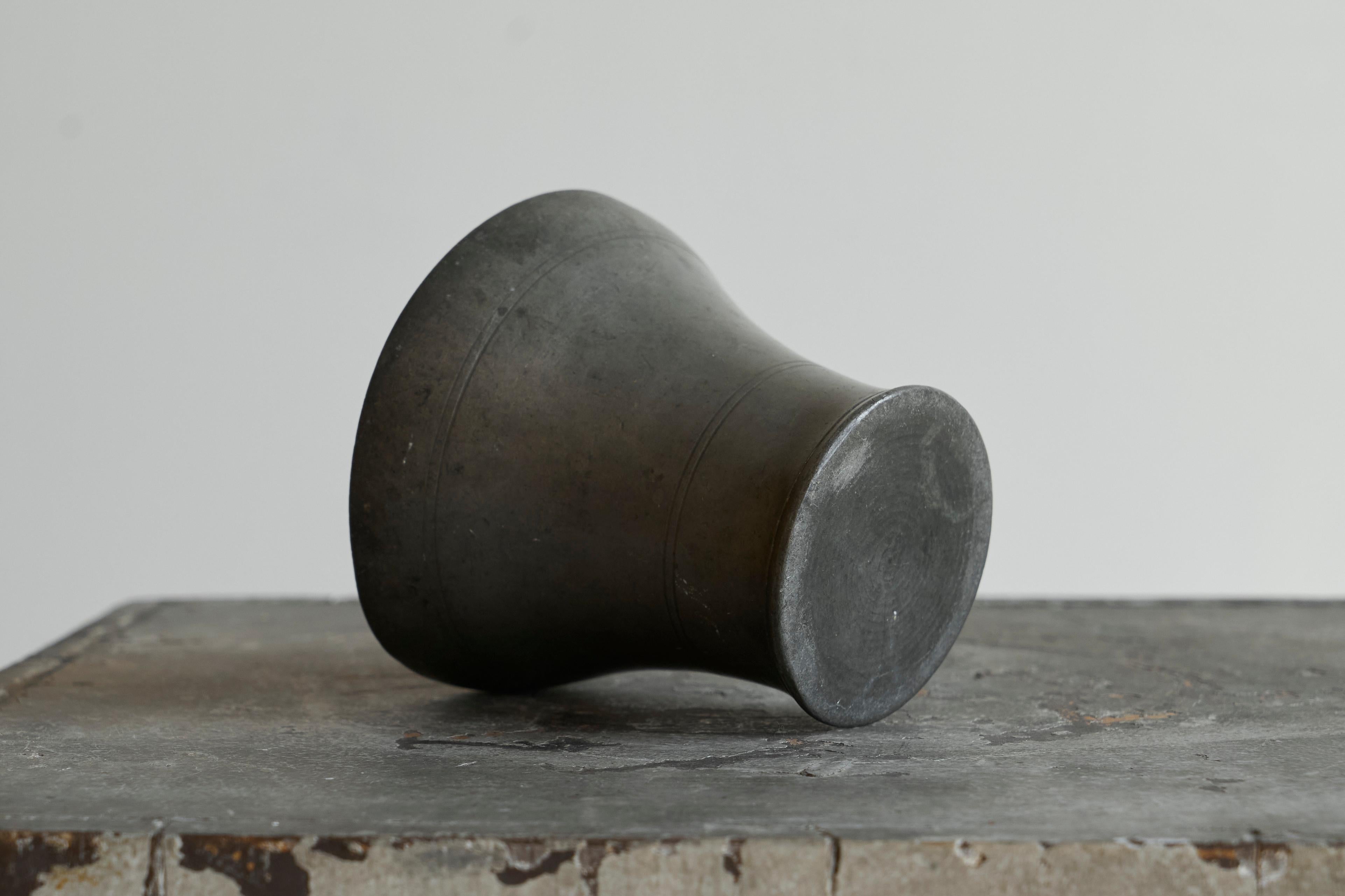 XVIIIe siècle et antérieur Vase ancien en étain de style Wabi Sabi 18e siècle en vente