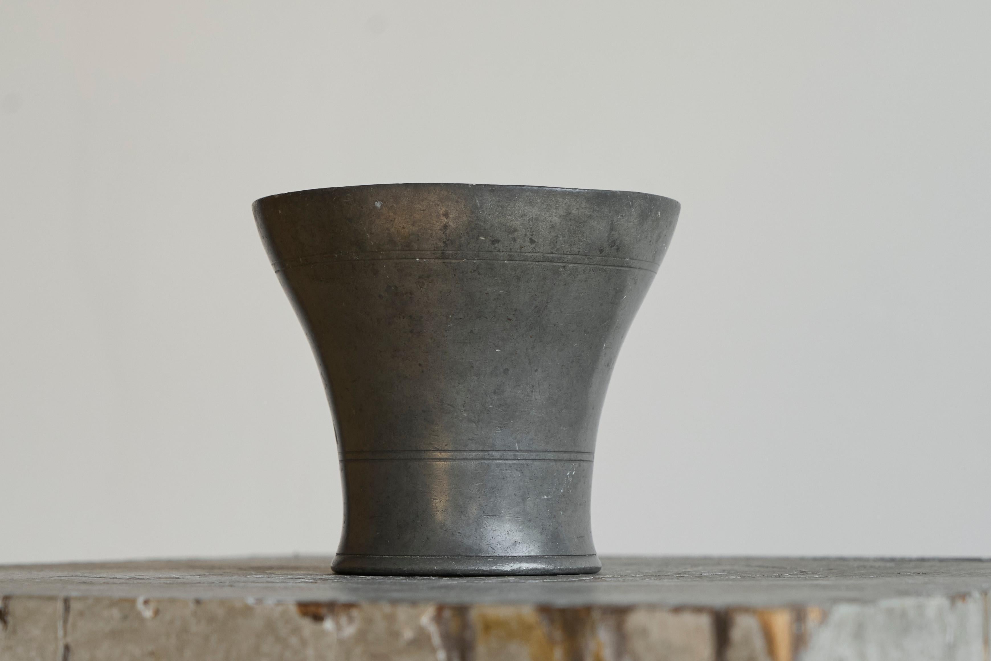 Étain Vase ancien en étain de style Wabi Sabi 18e siècle en vente