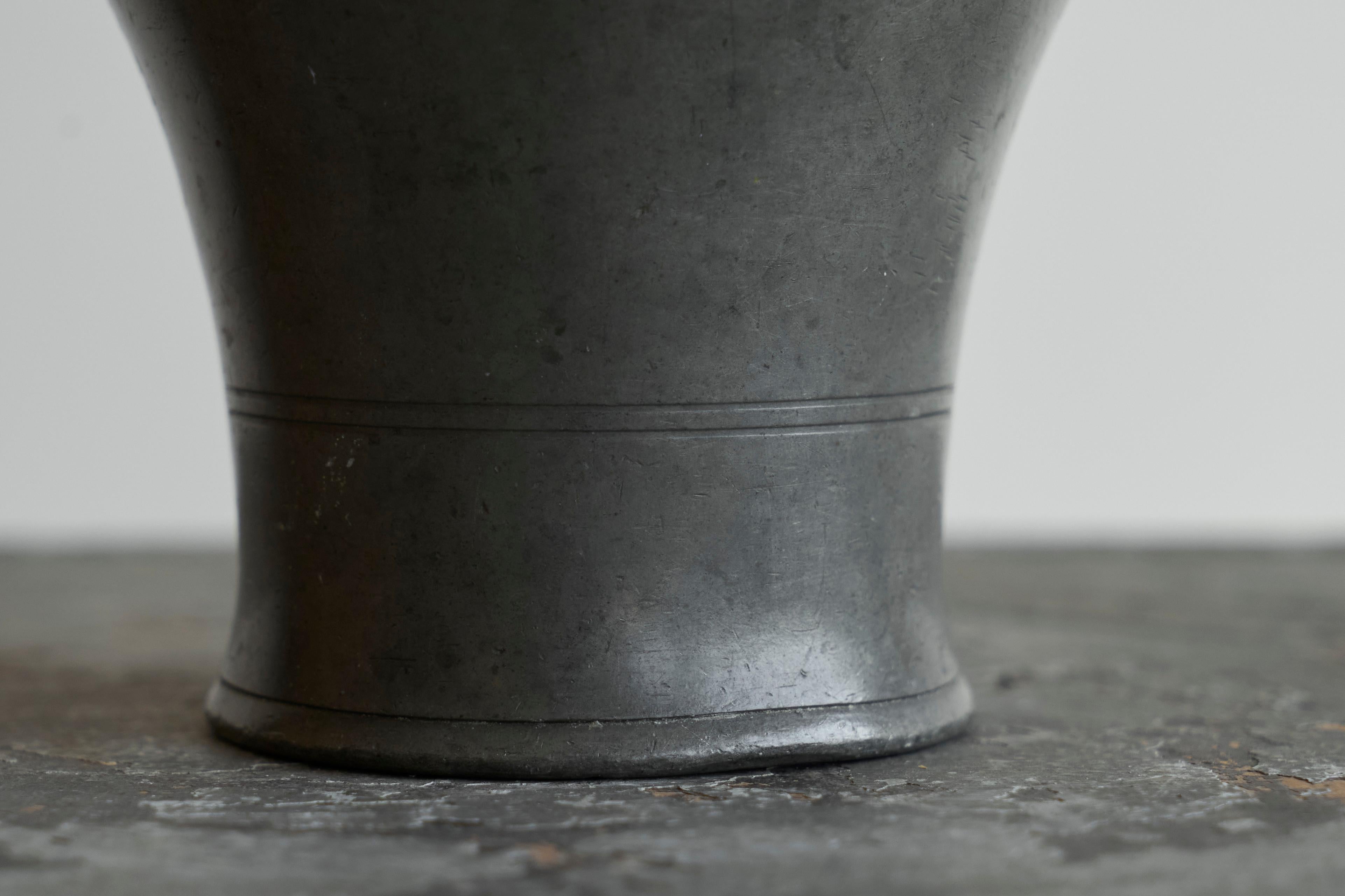 Vase ancien en étain de style Wabi Sabi 18e siècle en vente 1