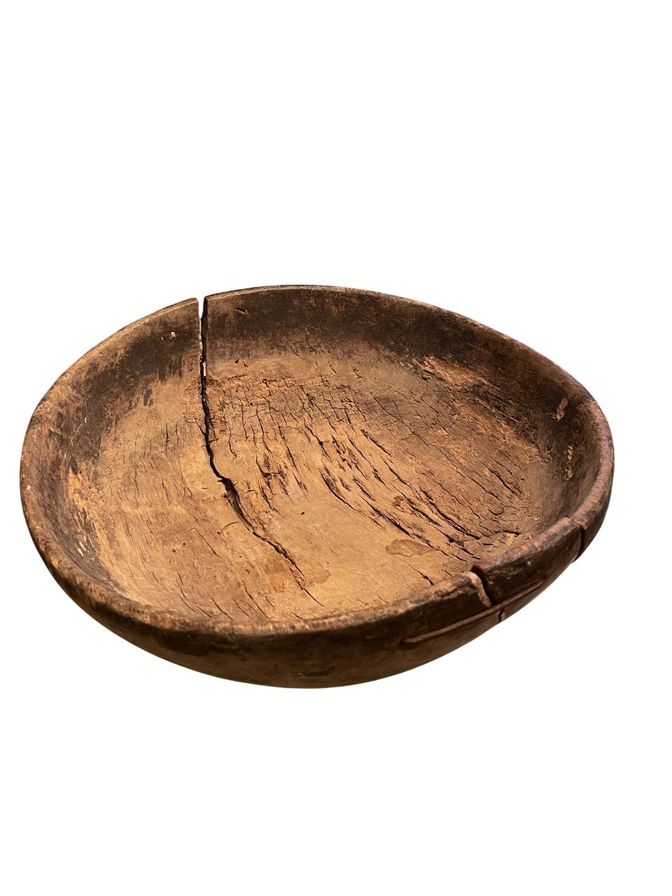 Eine gefühlvolle und abgenutzte Holzschale aus dem 18. Jahrhundert aus Schweden, die die japanische ästhetische Philosophie des Wabi-Sabi verkörpert - die Schönheit, die in der Unvollkommenheit und Unbeständigkeit liegt. Aus einem einzigen Holzblock
