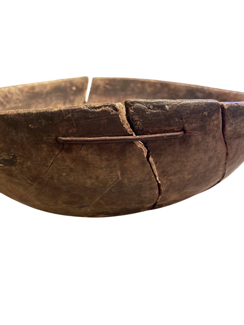 Schwedische Wabi-Sabi-Holzschale aus dem 18. Jahrhundert mit handgeschmiedeten Reparaturen (Rokoko)