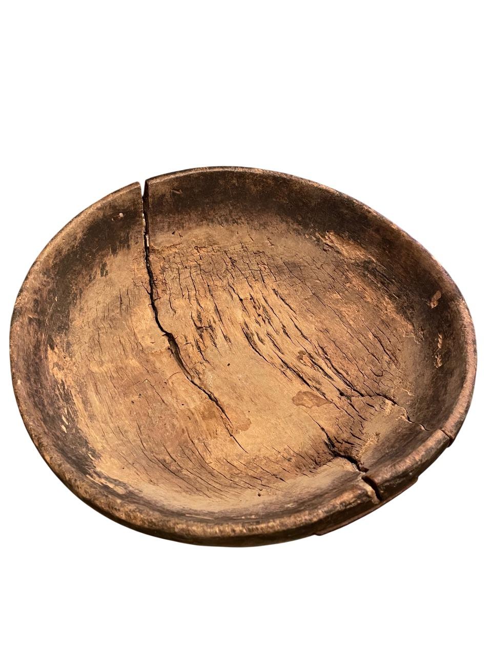 Schwedische Wabi-Sabi-Holzschale aus dem 18. Jahrhundert mit handgeschmiedeten Reparaturen im Zustand „Gut“ in Stockholm, SE