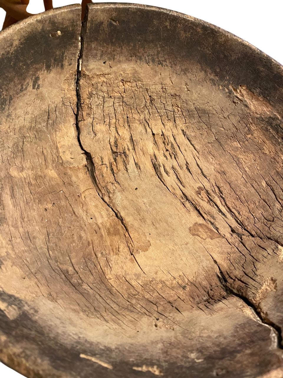 Schwedische Wabi-Sabi-Holzschale aus dem 18. Jahrhundert mit handgeschmiedeten Reparaturen (18. Jahrhundert und früher)