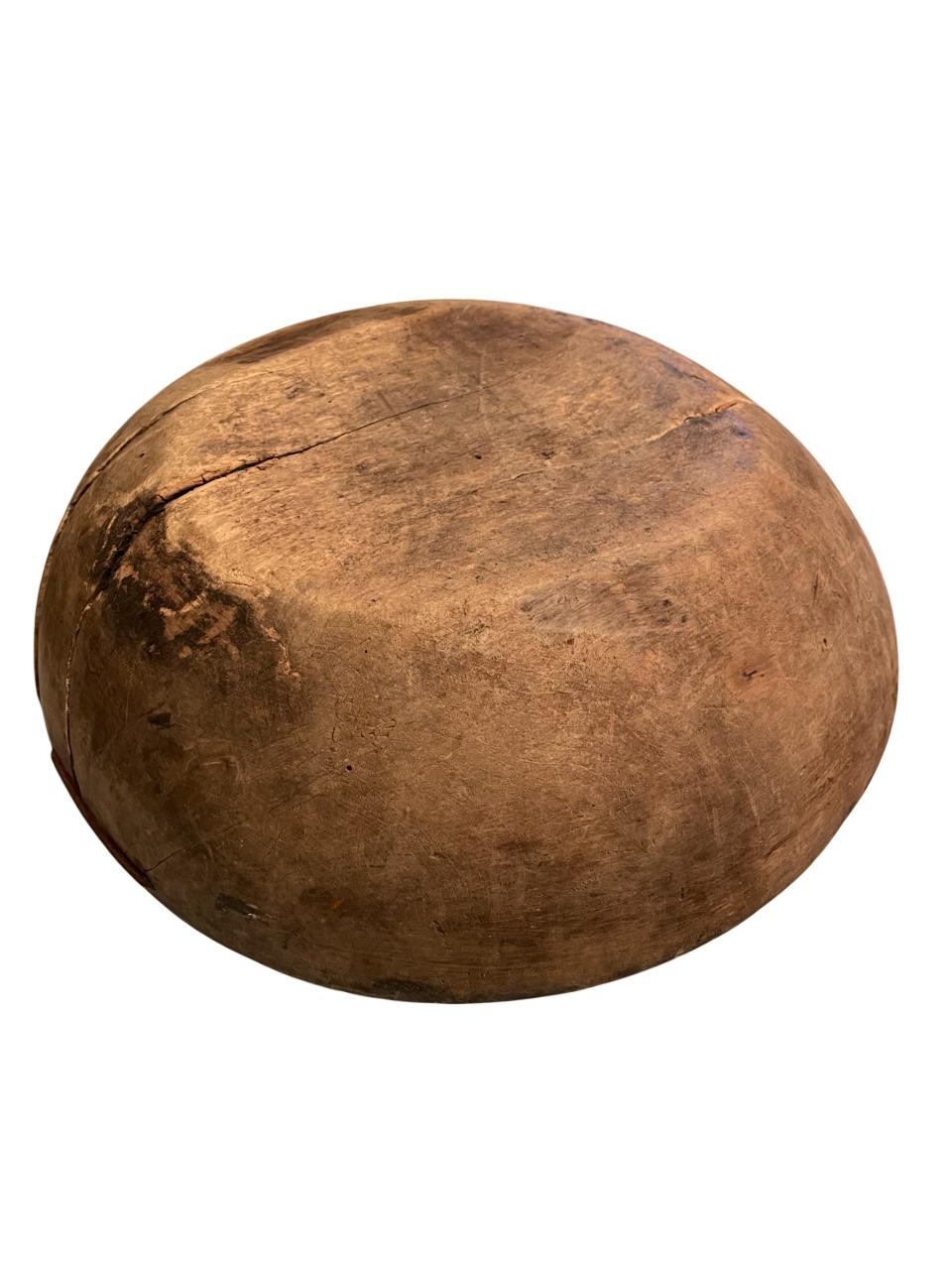 Schwedische Wabi-Sabi-Holzschale aus dem 18. Jahrhundert mit handgeschmiedeten Reparaturen 2