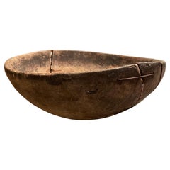 Schwedische Wabi-Sabi-Holzschale aus dem 18. Jahrhundert mit handgeschmiedeten Reparaturen