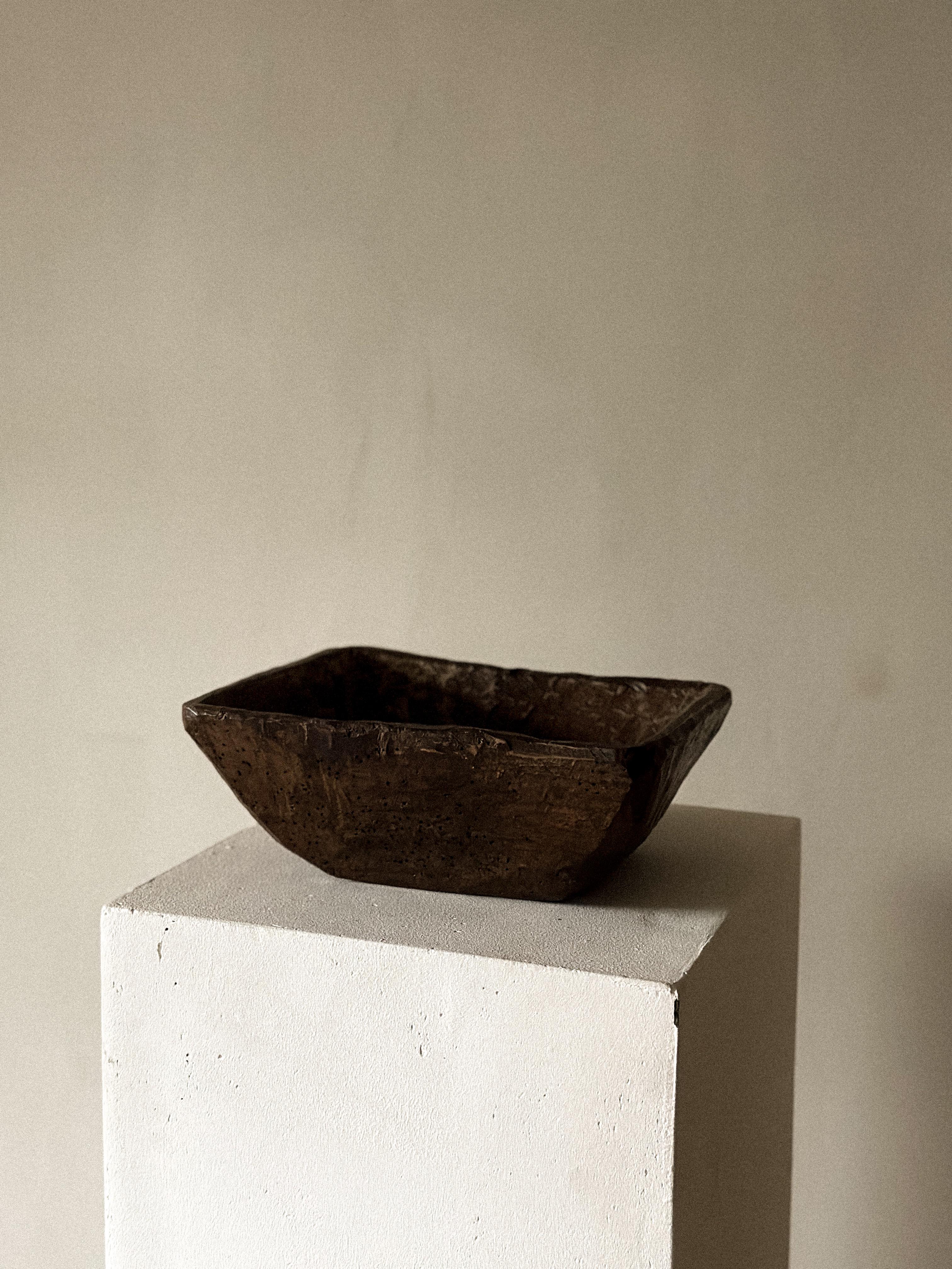 Eine wunderbare antike Wabi-Sabi-Holz-Wurzelschale mit schöner Patina aus Alter und Gebrauch. 