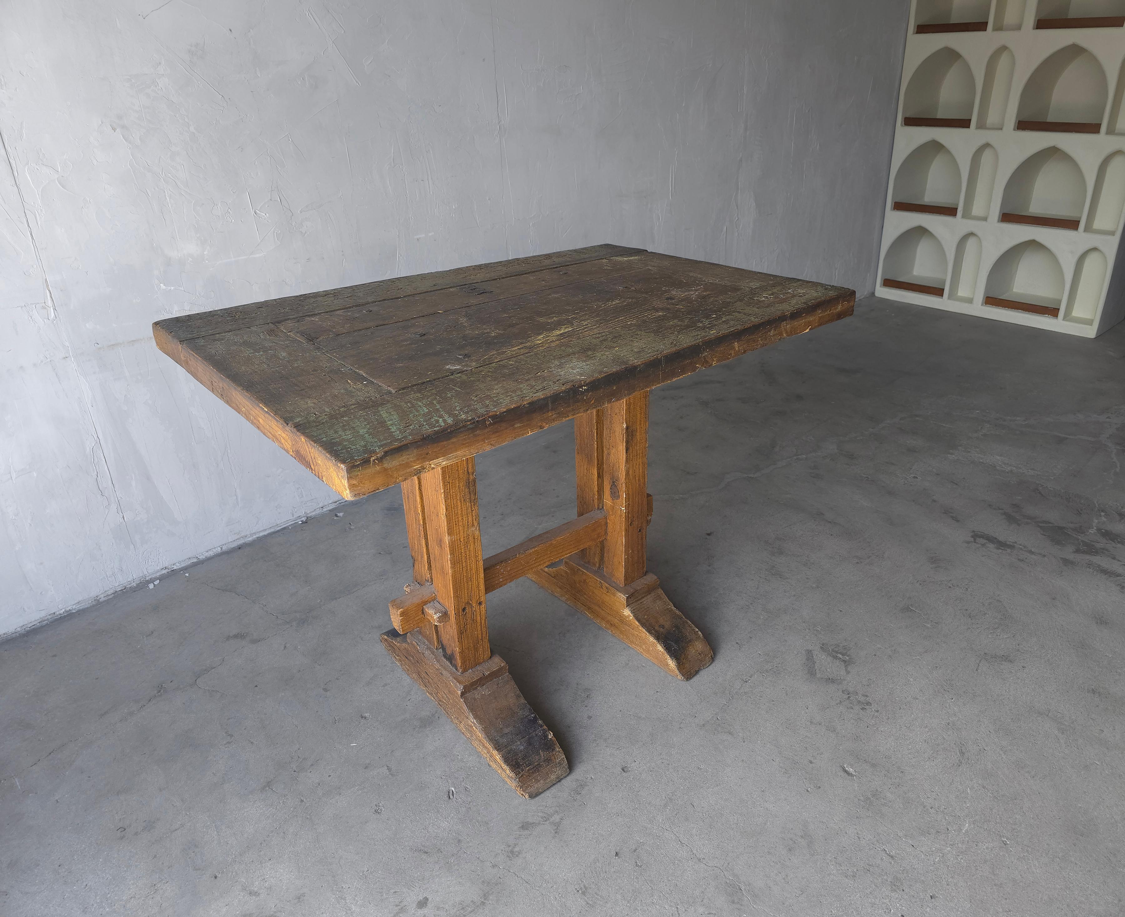 Se il wabisabi è il tuo stile di arredamento, questo tavolo ti farà sentire a casa.   Un grande pezzo d'antiquariato ma ancora funzionale.  La parte superiore sembra essere una vecchia porta.  Il pezzo presenta dettagli piacevoli come la base a