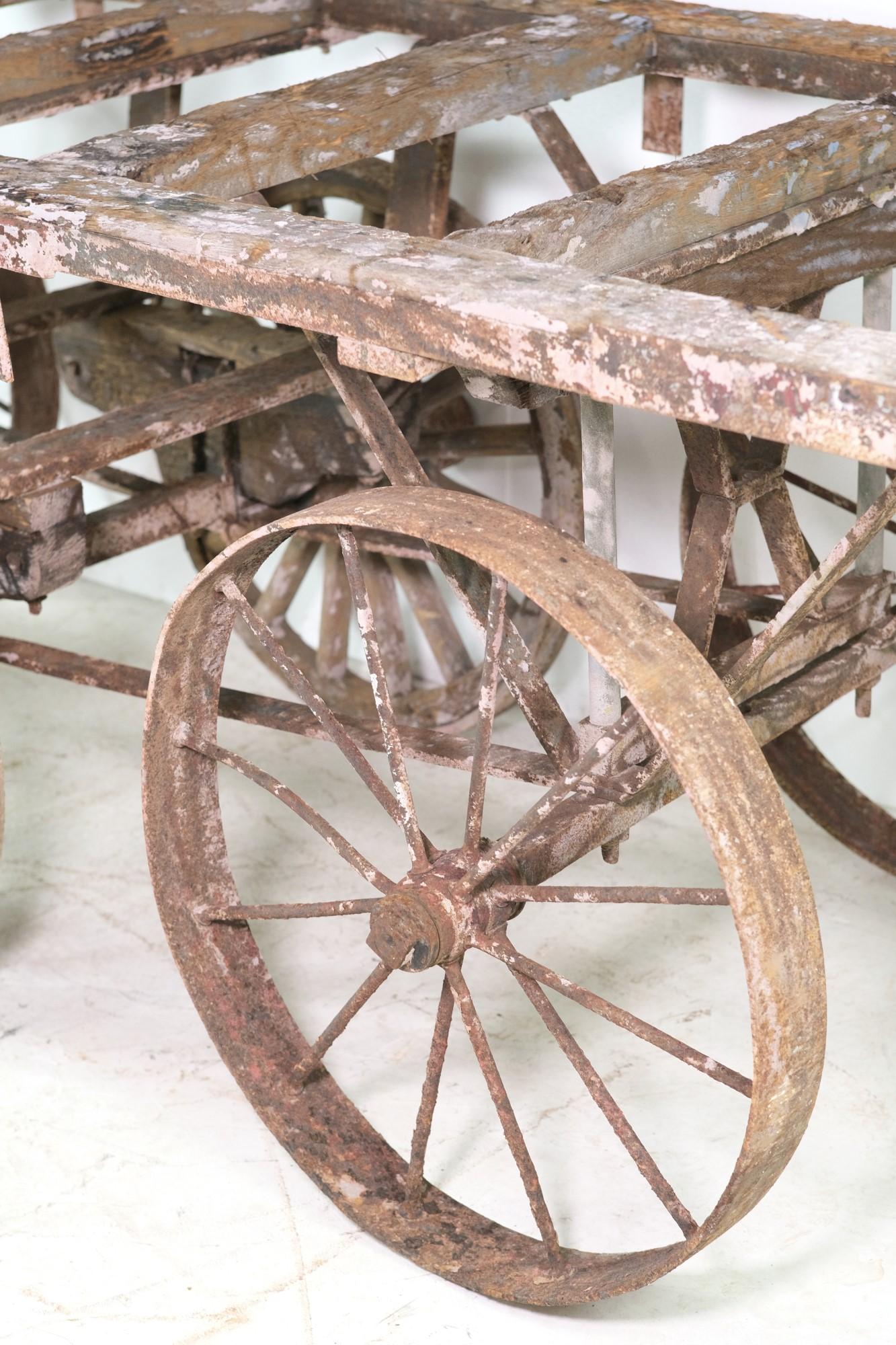 Antikes antikes Wagon Wheel Fabrikwagen-Tischgestell, seltenes industrielles Stück (Industriell) im Angebot