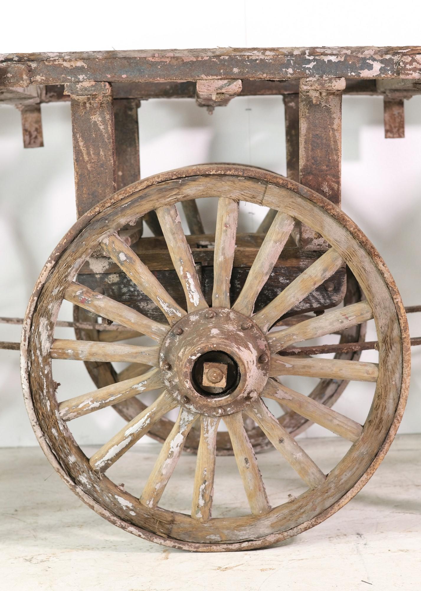 Antikes antikes Wagon Wheel Fabrikwagen-Tischgestell, seltenes industrielles Stück (amerikanisch) im Angebot
