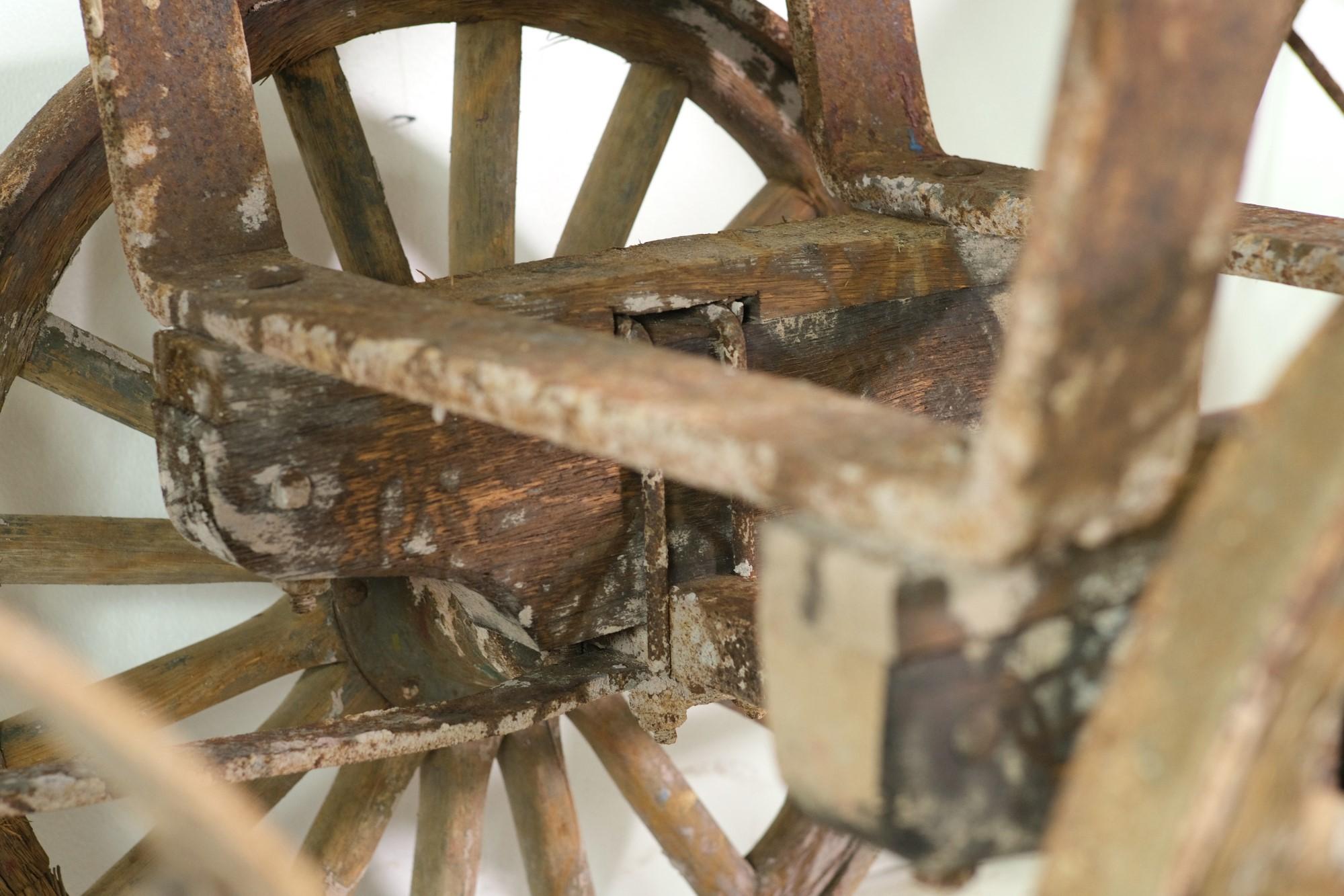 Antikes antikes Wagon Wheel Fabrikwagen-Tischgestell, seltenes industrielles Stück (Eisen) im Angebot