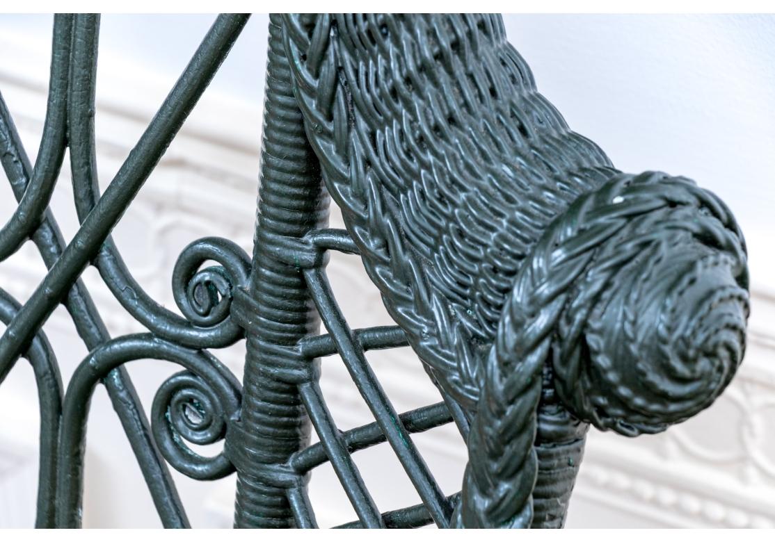 Antike Wakefield Rattan Co. Gemaltes Korbgeflecht Beistellstuhl und Demilune Accent Tisch im Angebot 3