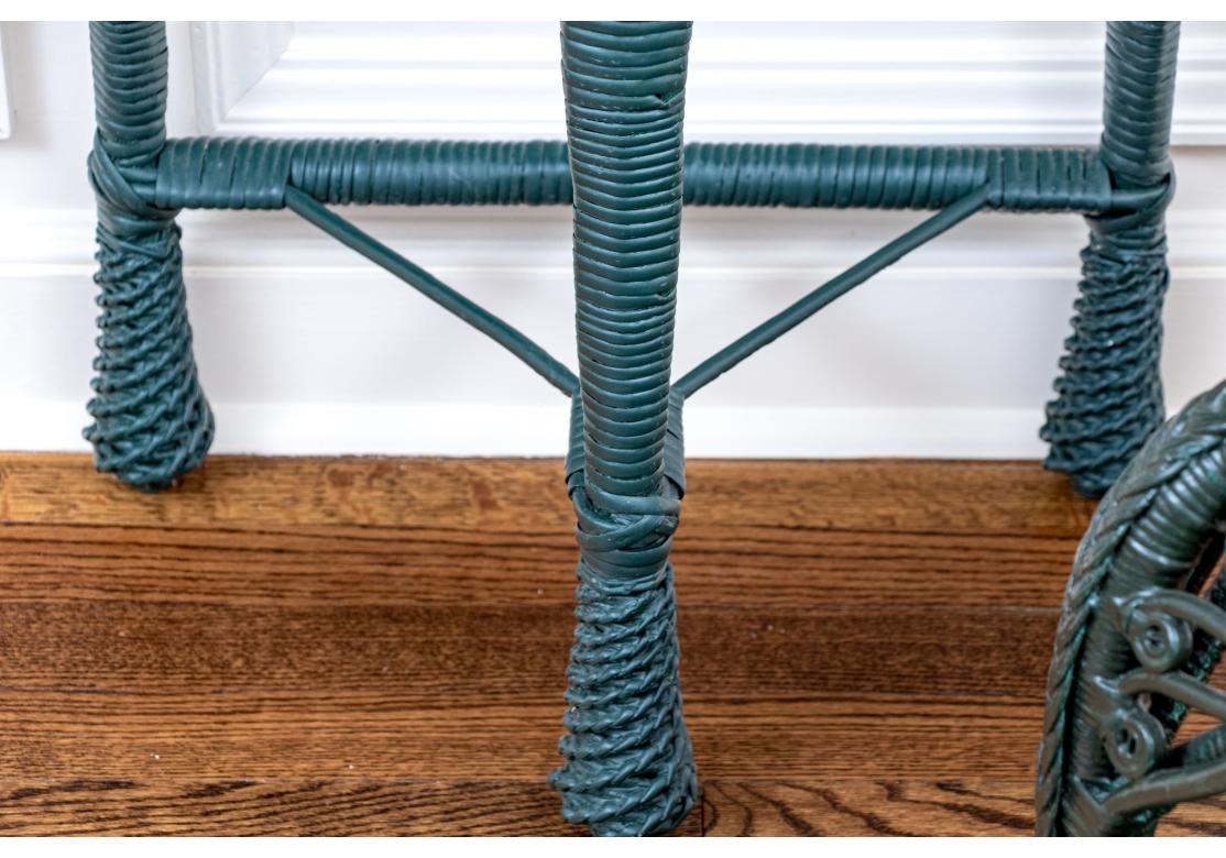 Antike Wakefield Rattan Co. Gemaltes Korbgeflecht Beistellstuhl und Demilune Accent Tisch im Angebot 4