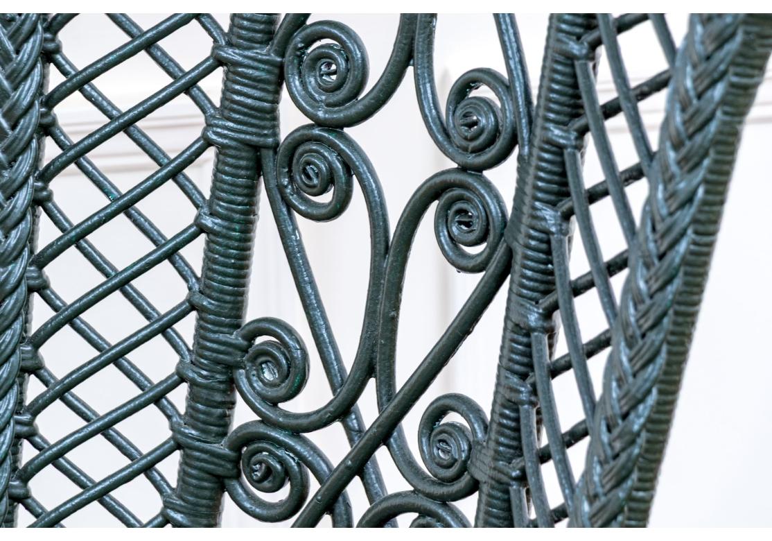 Antike Wakefield Rattan Co. Gemaltes Korbgeflecht Beistellstuhl und Demilune Accent Tisch im Angebot 7