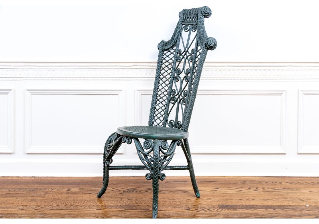 Antike Wakefield Rattan Co. Gemaltes Korbgeflecht Beistellstuhl und Demilune Accent Tisch (Viktorianisch) im Angebot