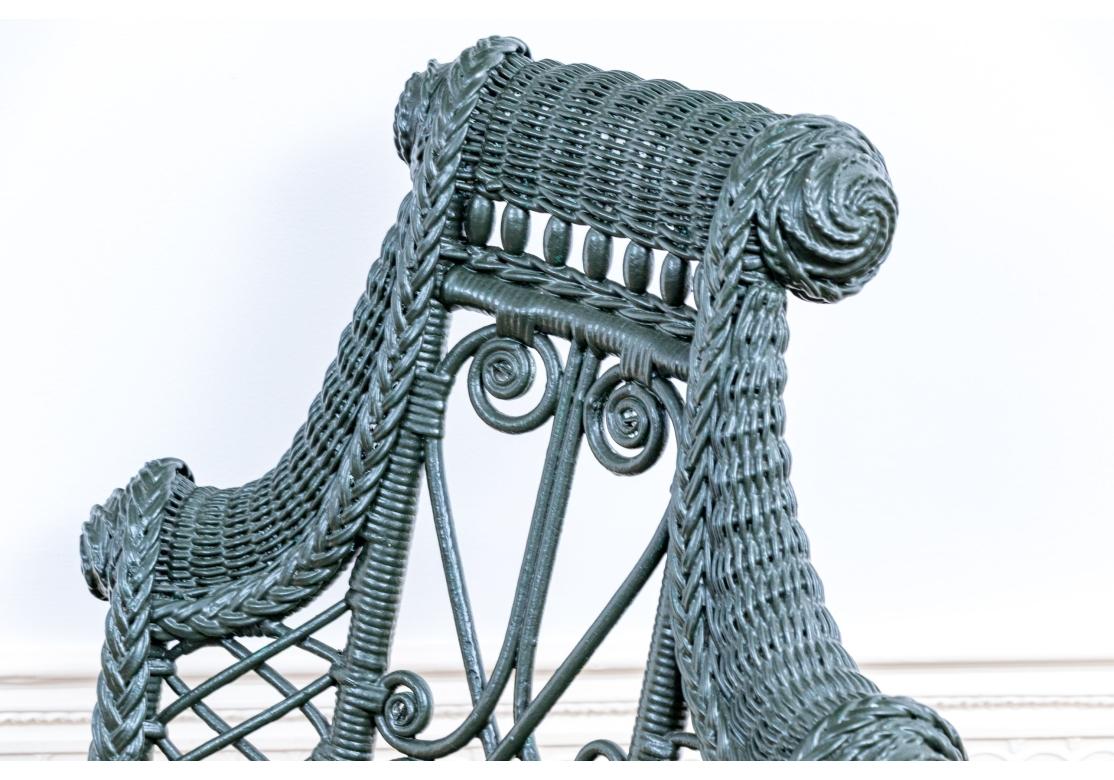 Antike Wakefield Rattan Co. Gemaltes Korbgeflecht Beistellstuhl und Demilune Accent Tisch (amerikanisch) im Angebot