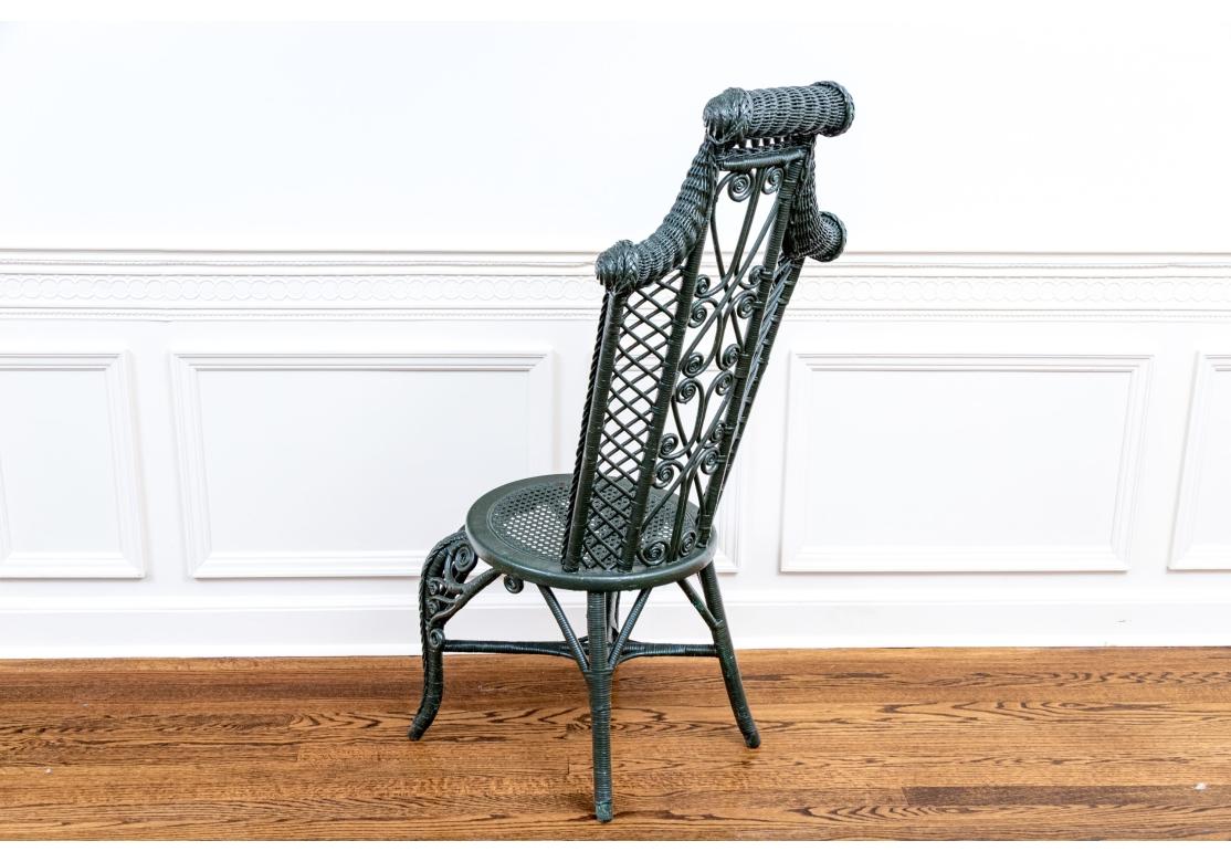 Antike Wakefield Rattan Co. Gemaltes Korbgeflecht Beistellstuhl und Demilune Accent Tisch im Zustand „Relativ gut“ im Angebot in Bridgeport, CT